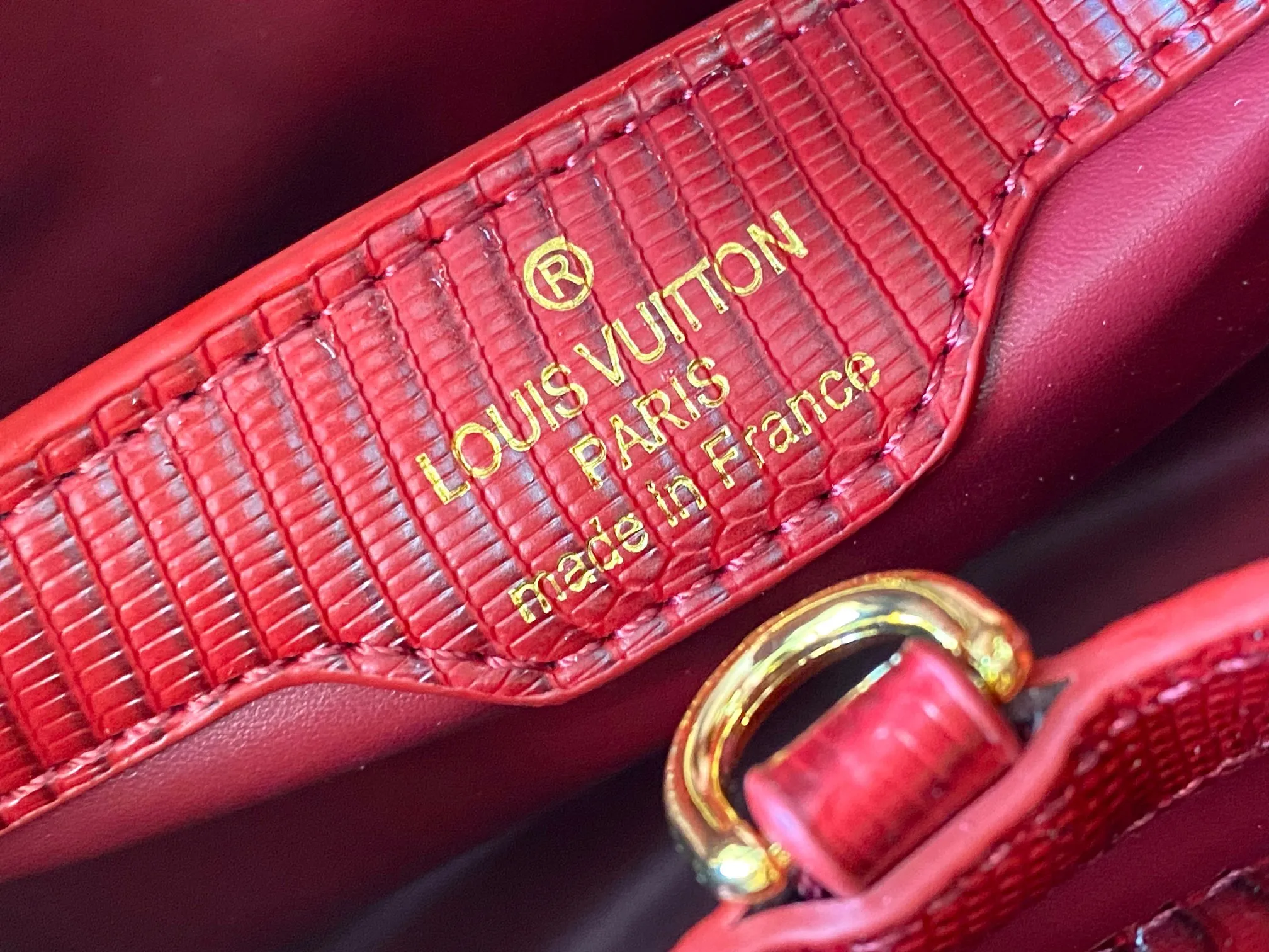 Top original P460 Guangzhou-made M12297 maroon lizard skin with gold and diamond corolla 🔺This CapucinesBB handbag exquisitely combines elegant lizard skin outer layer, delicate sheepskin lining and gleaming metal parts. The iconic flip cover achieves two styles. The LV logo can be read on the inside and the Monogram flower blooms on the outside. It lights up an eye-catching corner for evening occasions and adds a personalized atmosphere to the wardrobe. Shine gorgeous style in day and night occasions.  Detailed features 27 x 18 x 9 cm (length x height x width)