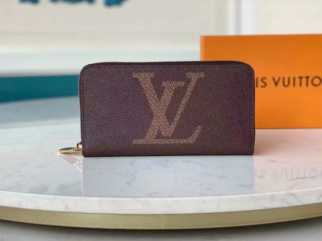 P140M60017 Brown painted small single-pull wallet This Zippy wallet is made of Damier Ebene canvas, with a new lining design and four credit card slots, making it convenient and practical.  Detailed features 19.5x 10.5x 2.5 cm (L x H x W) - Louis Vuitton specially coated canvas - Grained cowhide leather lining - Calfskin trim - Shiny gold-tone hardware - 12 credit card slots - Zippered coin pocket - Open note compartment - 2 internal patch pockets - 3 large paneled compartments - Zip closure