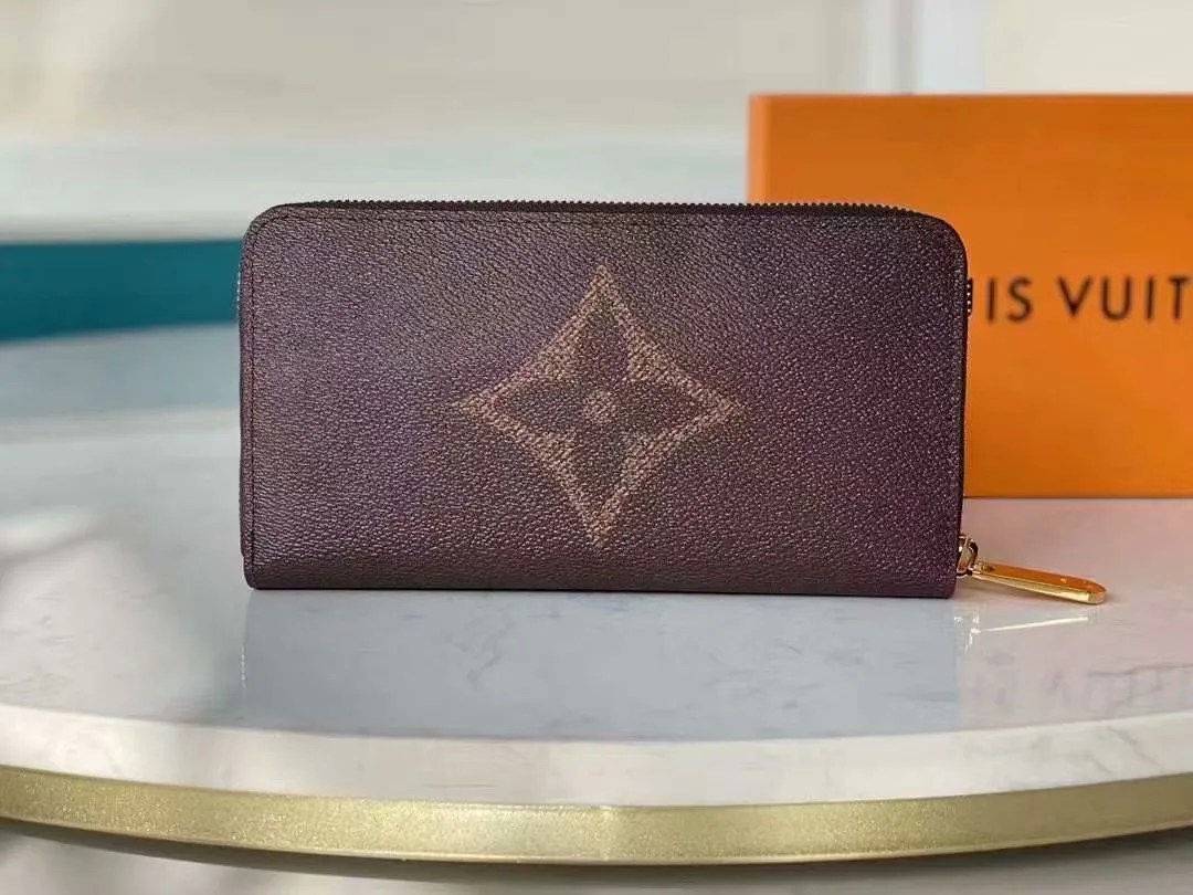 P140M60017 Brown painted small single-pull wallet This Zippy wallet is made of Damier Ebene canvas, with a new lining design and four credit card slots, making it convenient and practical.  Detailed features 19.5x 10.5x 2.5 cm (L x H x W) - Louis Vuitton specially coated canvas - Grained cowhide leather lining - Calfskin trim - Shiny gold-tone hardware - 12 credit card slots - Zippered coin pocket - Open note compartment - 2 internal patch pockets - 3 large paneled compartments - Zip closure