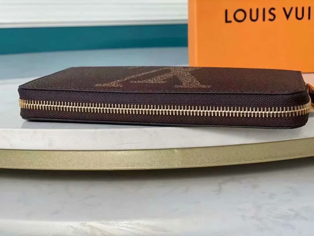 P140M60017 Brown painted small single-pull wallet This Zippy wallet is made of Damier Ebene canvas, with a new lining design and four credit card slots, making it convenient and practical.  Detailed features 19.5x 10.5x 2.5 cm (L x H x W) - Louis Vuitton specially coated canvas - Grained cowhide leather lining - Calfskin trim - Shiny gold-tone hardware - 12 credit card slots - Zippered coin pocket - Open note compartment - 2 internal patch pockets - 3 large paneled compartments - Zip closure
