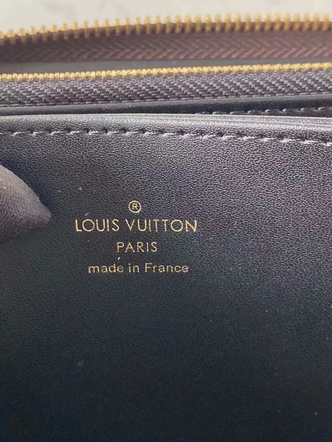 P140M60017 Brown painted small single-pull wallet This Zippy wallet is made of Damier Ebene canvas, with a new lining design and four credit card slots, making it convenient and practical.  Detailed features 19.5x 10.5x 2.5 cm (L x H x W) - Louis Vuitton specially coated canvas - Grained cowhide leather lining - Calfskin trim - Shiny gold-tone hardware - 12 credit card slots - Zippered coin pocket - Open note compartment - 2 internal patch pockets - 3 large paneled compartments - Zip closure