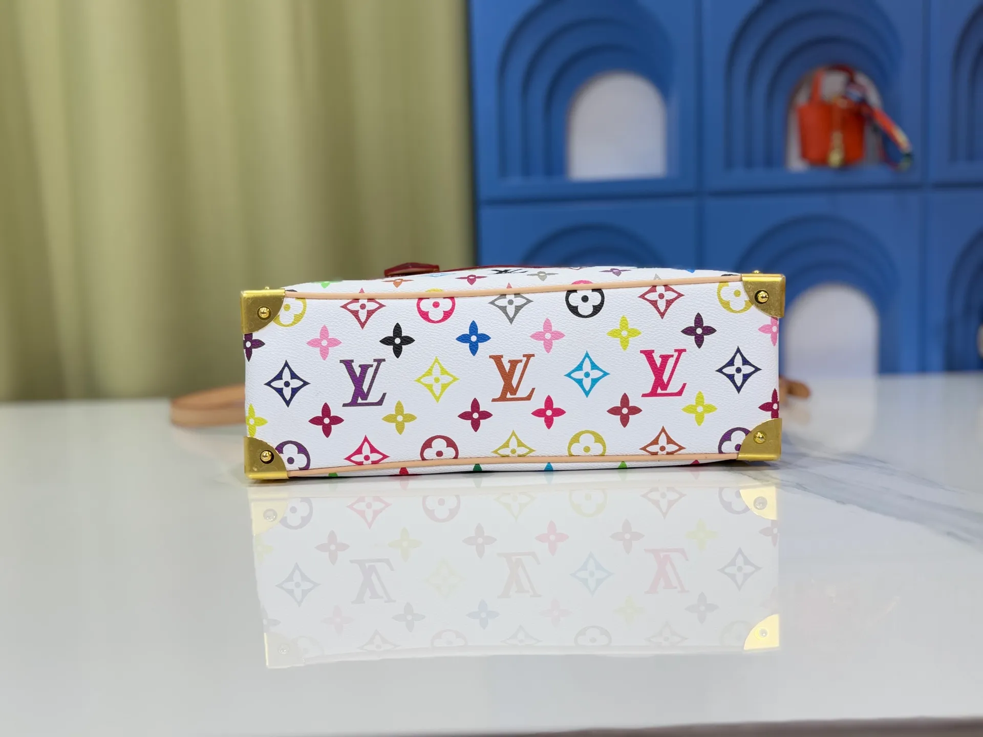 P300 Upgraded Original M13084 This Handbag East West handbag is from the Louis Vuitton x Takashi Murakami reissue series, using the artist's signature rainbow tones to trace the full-length Monogram pattern. Sleek horizontal construction lines the top handle, studded side straps, detachable and adjustable shoulder strap and LV x TM key holder, with cowhide leather details and sophisticated corners that nod to the brand's traditional luggage. Dimensions: 27.0 x 14.0 x 10.0 cm (length x height x width)