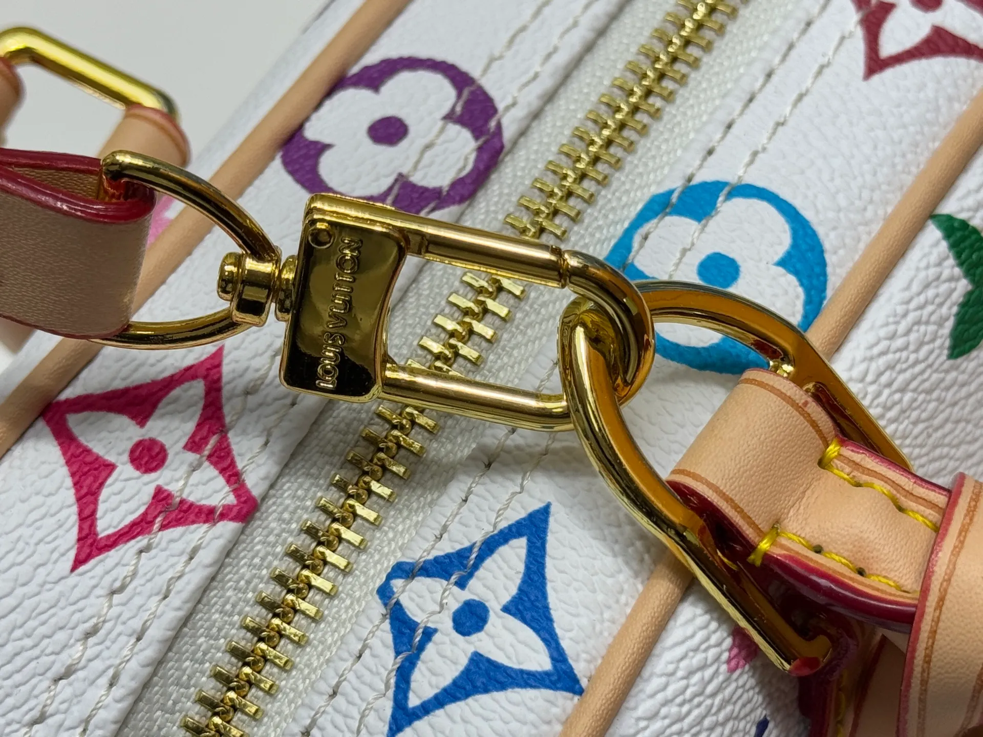 P300 Upgraded Original M13084 This Handbag East West handbag is from the Louis Vuitton x Takashi Murakami reissue series, using the artist's signature rainbow tones to trace the full-length Monogram pattern. Sleek horizontal construction lines the top handle, studded side straps, detachable and adjustable shoulder strap and LV x TM key holder, with cowhide leather details and sophisticated corners that nod to the brand's traditional luggage. Dimensions: 27.0 x 14.0 x 10.0 cm (length x height x width)