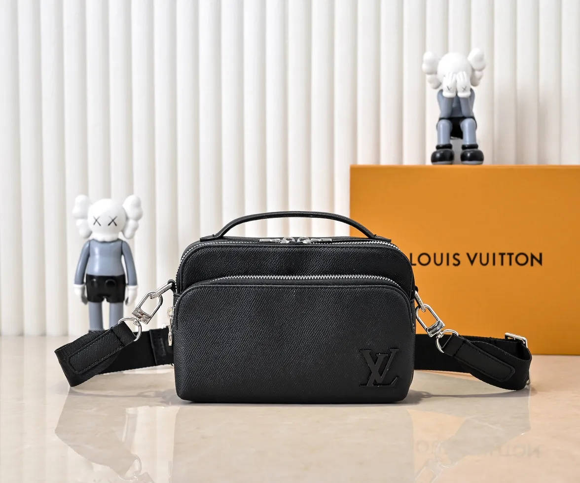 💰260💰Upgraded from the original M11657. This compact Avenue messenger bag is made of Taïga leather, adding unique personality to the briefcase. The sleek design exudes a contemporary feel with top handles, palladium hardware and strappy fabric strap details. The bag features a zipped main compartment, front pocket and internal patch pocket, making it extremely practical. Dimensions: 22.5 × 16.0 × 7.5 cm (length x height x width)
