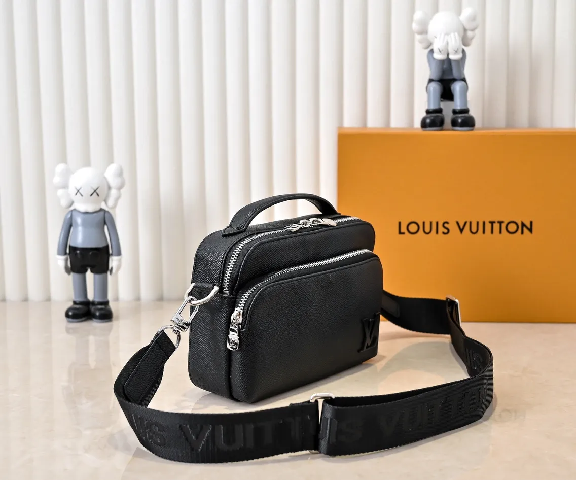 💰260💰Upgraded from the original M11657. This compact Avenue messenger bag is made of Taïga leather, adding unique personality to the briefcase. The sleek design exudes a contemporary feel with top handles, palladium hardware and strappy fabric strap details. The bag features a zipped main compartment, front pocket and internal patch pocket, making it extremely practical. Dimensions: 22.5 × 16.0 × 7.5 cm (length x height x width)
