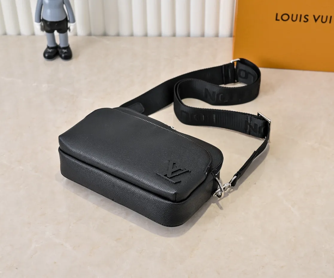 💰260💰Upgraded from the original M11657. This compact Avenue messenger bag is made of Taïga leather, adding unique personality to the briefcase. The sleek design exudes a contemporary feel with top handles, palladium hardware and strappy fabric strap details. The bag features a zipped main compartment, front pocket and internal patch pocket, making it extremely practical. Dimensions: 22.5 × 16.0 × 7.5 cm (length x height x width)
