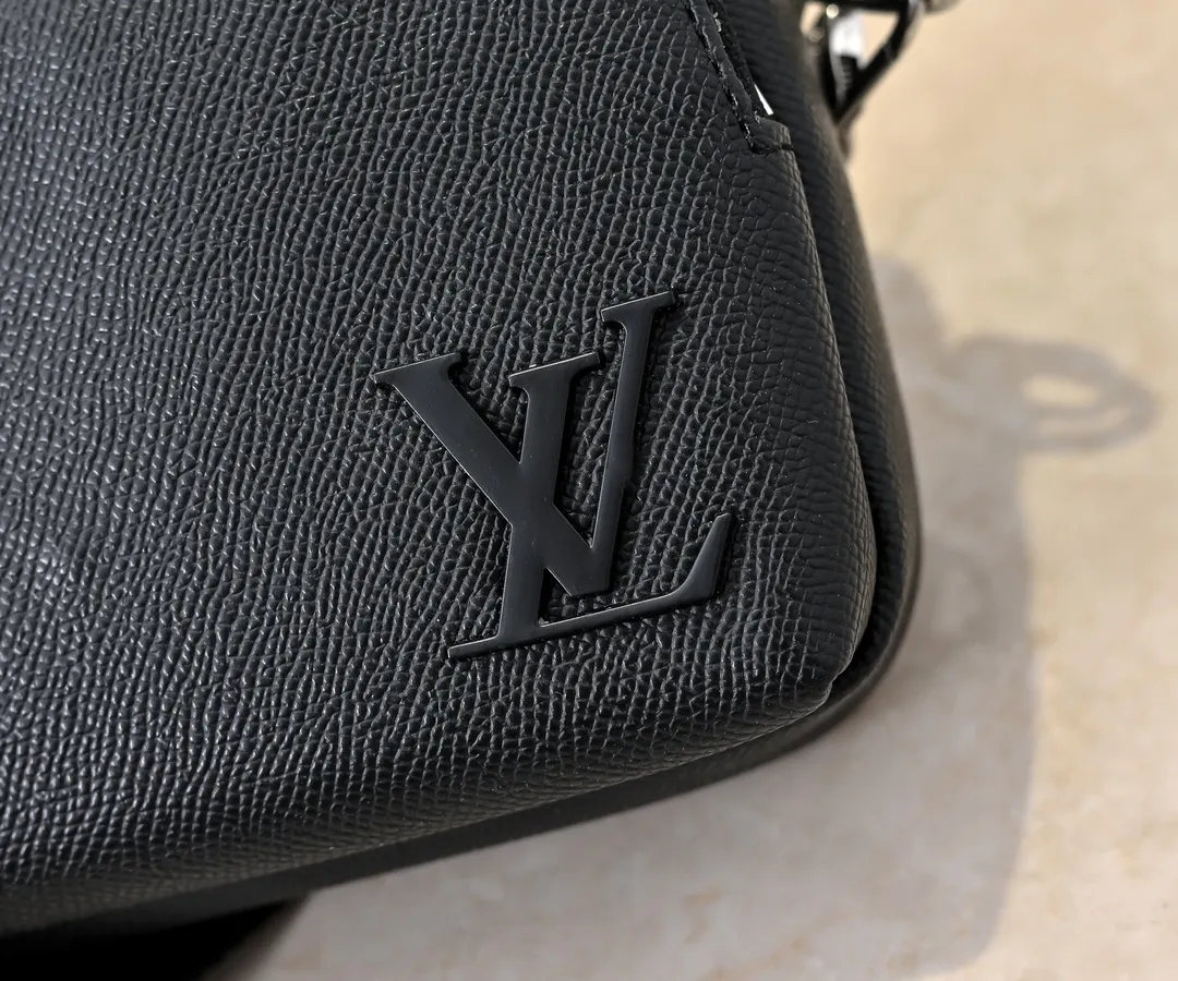 💰260💰Upgraded from the original M11657. This compact Avenue messenger bag is made of Taïga leather, adding unique personality to the briefcase. The sleek design exudes a contemporary feel with top handles, palladium hardware and strappy fabric strap details. The bag features a zipped main compartment, front pocket and internal patch pocket, making it extremely practical. Dimensions: 22.5 × 16.0 × 7.5 cm (length x height x width)