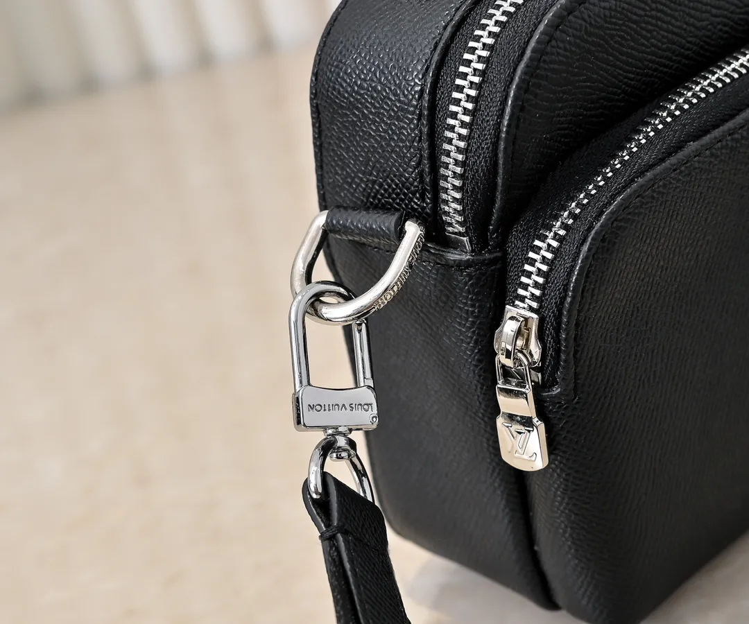 💰260💰Upgraded from the original M11657. This compact Avenue messenger bag is made of Taïga leather, adding unique personality to the briefcase. The sleek design exudes a contemporary feel with top handles, palladium hardware and strappy fabric strap details. The bag features a zipped main compartment, front pocket and internal patch pocket, making it extremely practical. Dimensions: 22.5 × 16.0 × 7.5 cm (length x height x width)