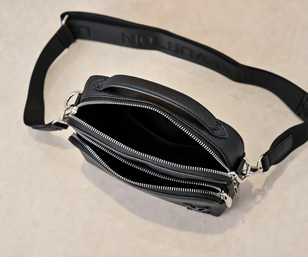 💰260💰Upgraded from the original M11657. This compact Avenue messenger bag is made of Taïga leather, adding unique personality to the briefcase. The sleek design exudes a contemporary feel with top handles, palladium hardware and strappy fabric strap details. The bag features a zipped main compartment, front pocket and internal patch pocket, making it extremely practical. Dimensions: 22.5 × 16.0 × 7.5 cm (length x height x width)