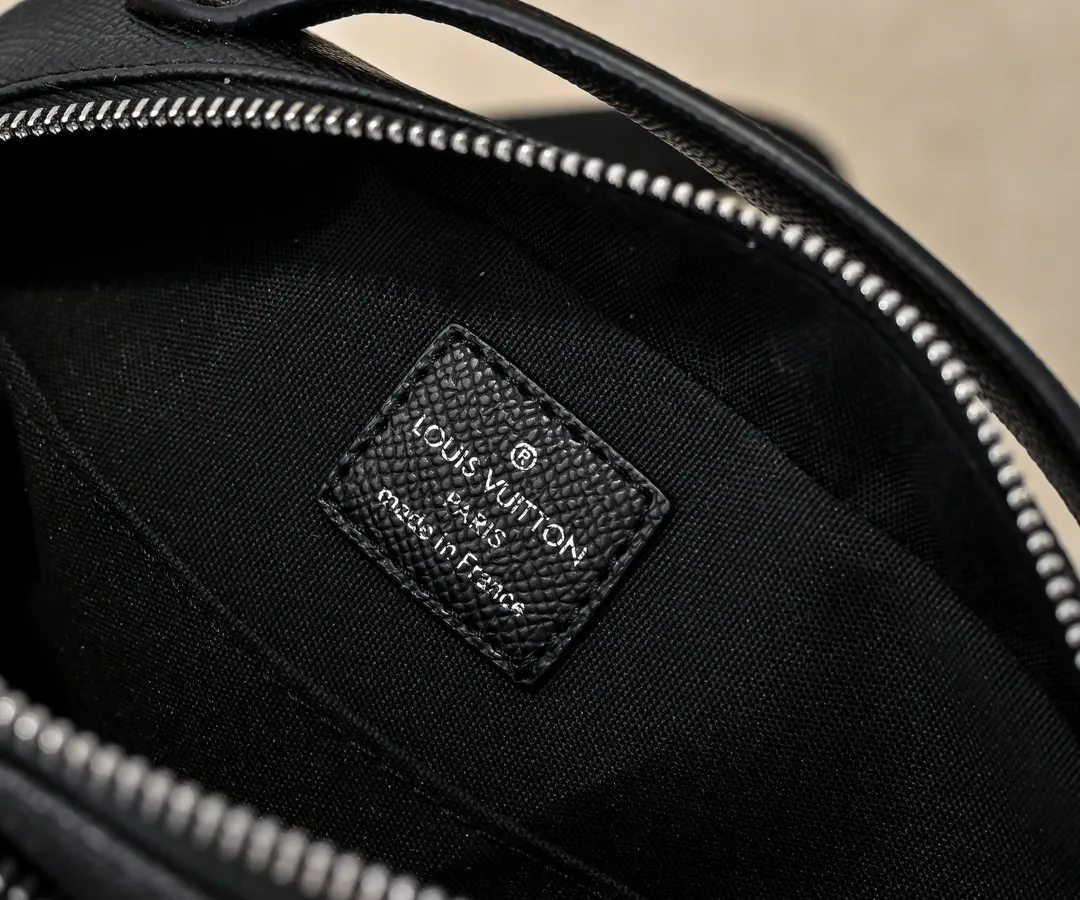💰260💰Upgraded from the original M11657. This compact Avenue messenger bag is made of Taïga leather, adding unique personality to the briefcase. The sleek design exudes a contemporary feel with top handles, palladium hardware and strappy fabric strap details. The bag features a zipped main compartment, front pocket and internal patch pocket, making it extremely practical. Dimensions: 22.5 × 16.0 × 7.5 cm (length x height x width)