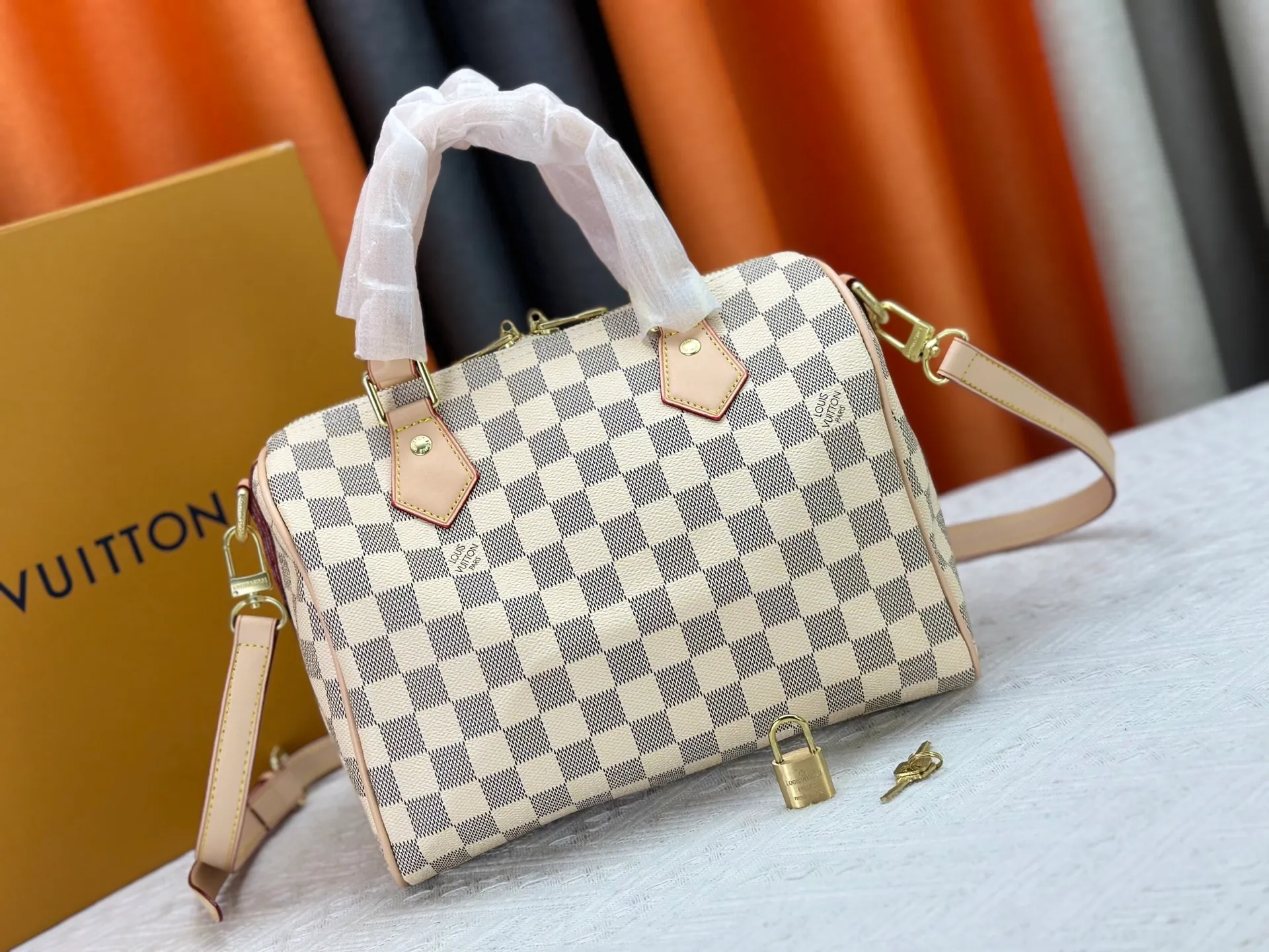 P240 P250 P260 High-definition shooting quality as shown in the picture. Good quality, full of positive reputation! Highly recommended Speedy fashion hot model, classic Monogram canvas➕imported Italian discolored yellow leather trim➕high-end original hardware➕adjustable shoulder strap lock. It feels soft, highly practical, and can be called a classic. The upper body is super elegant. Brand: LouisVuitton! Model: Small 40390/Medium 40391/Large 40392! Material: Imported original leather! Size: small size 25*19*15, medium size 30*21*17, large size 35*23*18,