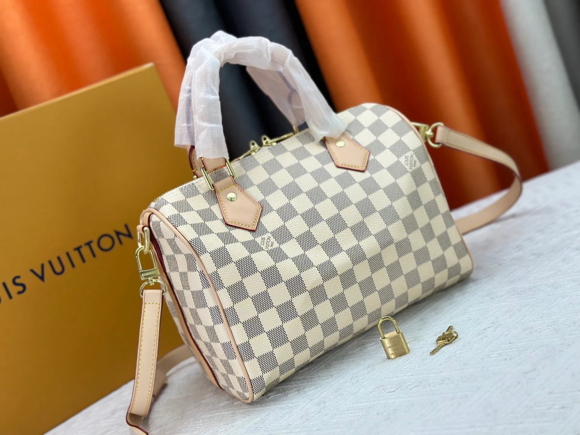 P240 P250 P260 High-definition shooting quality as shown in the picture. Good quality, full of positive reputation! Highly recommended Speedy fashion hot model, classic Monogram canvas➕imported Italian discolored yellow leather trim➕high-end original hardware➕adjustable shoulder strap lock. It feels soft, highly practical, and can be called a classic. The upper body is super elegant. Brand: LouisVuitton! Model: Small 40390/Medium 40391/Large 40392! Material: Imported original leather! Size: small size 25*19*15, medium size 30*21*17, large size 35*23*18,