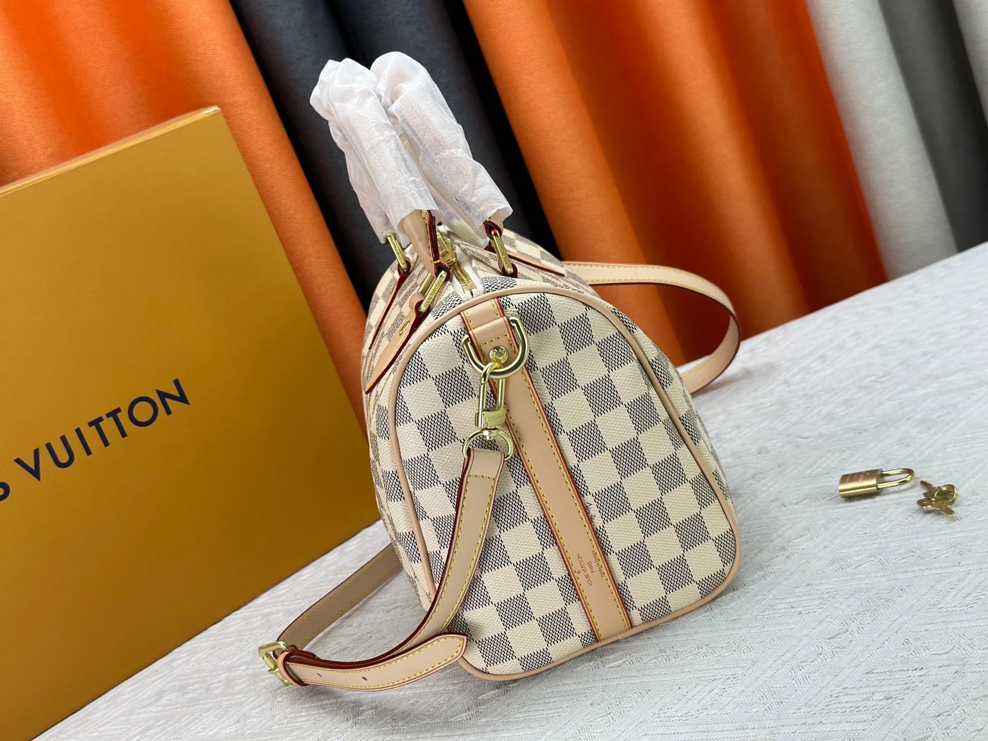 P240 P250 P260 High-definition shooting quality as shown in the picture. Good quality, full of positive reputation! Highly recommended Speedy fashion hot model, classic Monogram canvas➕imported Italian discolored yellow leather trim➕high-end original hardware➕adjustable shoulder strap lock. It feels soft, highly practical, and can be called a classic. The upper body is super elegant. Brand: LouisVuitton! Model: Small 40390/Medium 40391/Large 40392! Material: Imported original leather! Size: small size 25*19*15, medium size 30*21*17, large size 35*23*18,