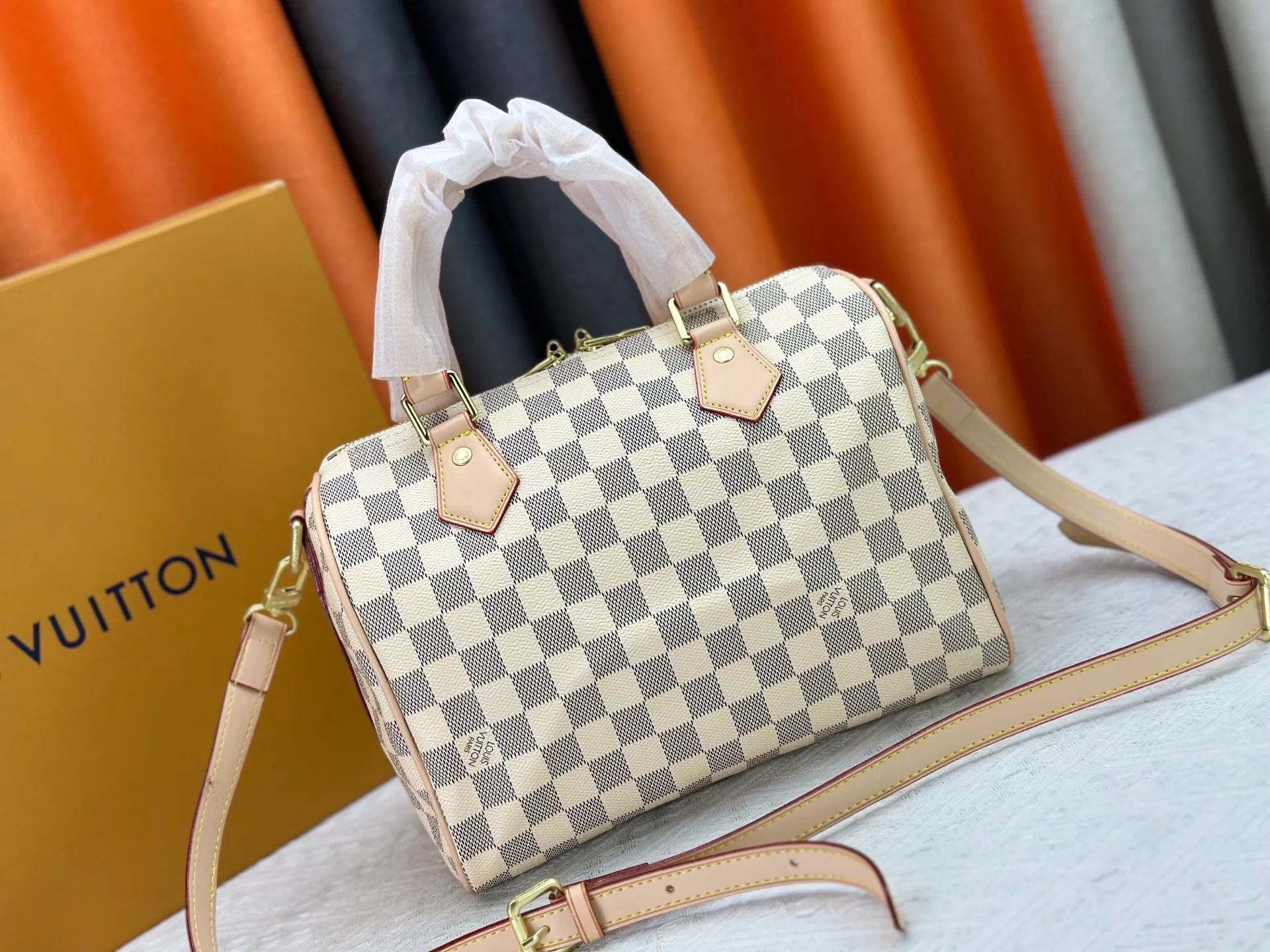 P240 P250 P260 High-definition shooting quality as shown in the picture. Good quality, full of positive reputation! Highly recommended Speedy fashion hot model, classic Monogram canvas➕imported Italian discolored yellow leather trim➕high-end original hardware➕adjustable shoulder strap lock. It feels soft, highly practical, and can be called a classic. The upper body is super elegant. Brand: LouisVuitton! Model: Small 40390/Medium 40391/Large 40392! Material: Imported original leather! Size: small size 25*19*15, medium size 30*21*17, large size 35*23*18,