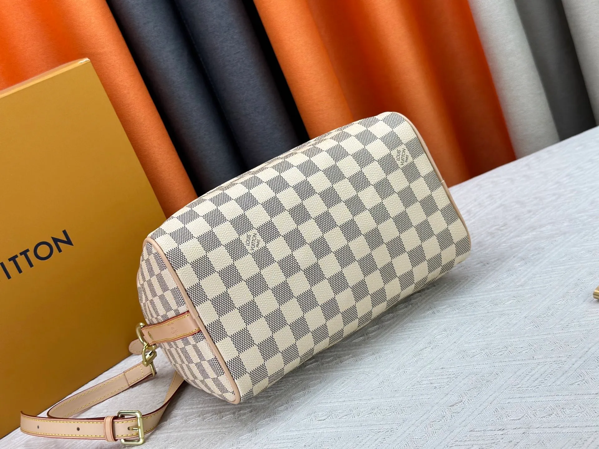 P240 P250 P260 High-definition shooting quality as shown in the picture. Good quality, full of positive reputation! Highly recommended Speedy fashion hot model, classic Monogram canvas➕imported Italian discolored yellow leather trim➕high-end original hardware➕adjustable shoulder strap lock. It feels soft, highly practical, and can be called a classic. The upper body is super elegant. Brand: LouisVuitton! Model: Small 40390/Medium 40391/Large 40392! Material: Imported original leather! Size: small size 25*19*15, medium size 30*21*17, large size 35*23*18,