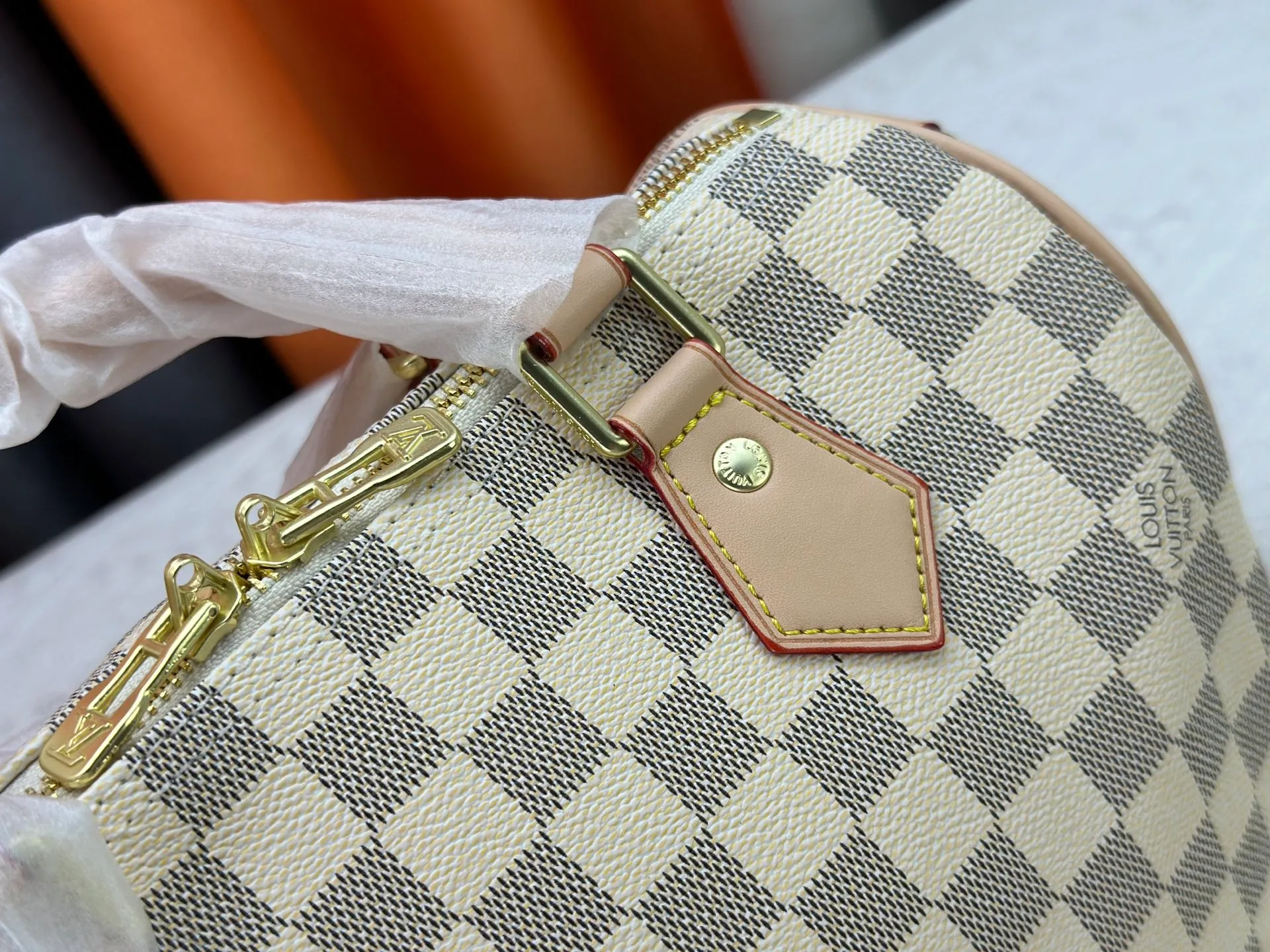 P240 P250 P260 High-definition shooting quality as shown in the picture. Good quality, full of positive reputation! Highly recommended Speedy fashion hot model, classic Monogram canvas➕imported Italian discolored yellow leather trim➕high-end original hardware➕adjustable shoulder strap lock. It feels soft, highly practical, and can be called a classic. The upper body is super elegant. Brand: LouisVuitton! Model: Small 40390/Medium 40391/Large 40392! Material: Imported original leather! Size: small size 25*19*15, medium size 30*21*17, large size 35*23*18,