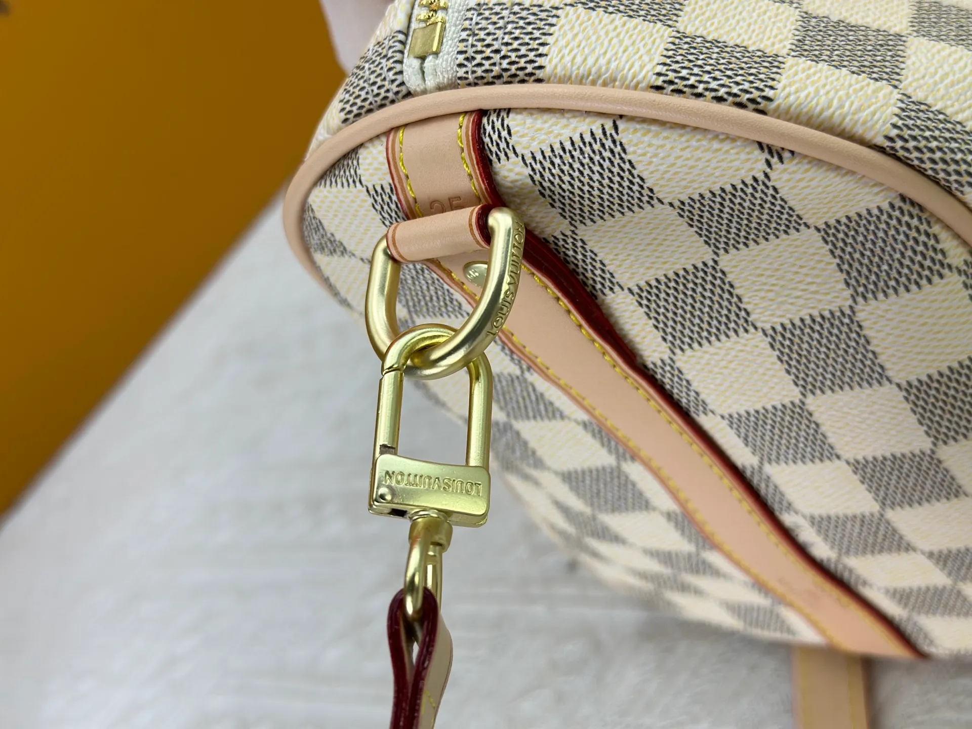 P240 P250 P260 High-definition shooting quality as shown in the picture. Good quality, full of positive reputation! Highly recommended Speedy fashion hot model, classic Monogram canvas➕imported Italian discolored yellow leather trim➕high-end original hardware➕adjustable shoulder strap lock. It feels soft, highly practical, and can be called a classic. The upper body is super elegant. Brand: LouisVuitton! Model: Small 40390/Medium 40391/Large 40392! Material: Imported original leather! Size: small size 25*19*15, medium size 30*21*17, large size 35*23*18,