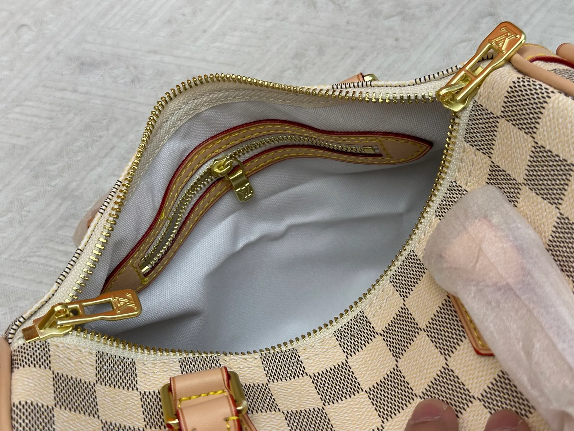 P240 P250 P260 High-definition shooting quality as shown in the picture. Good quality, full of positive reputation! Highly recommended Speedy fashion hot model, classic Monogram canvas➕imported Italian discolored yellow leather trim➕high-end original hardware➕adjustable shoulder strap lock. It feels soft, highly practical, and can be called a classic. The upper body is super elegant. Brand: LouisVuitton! Model: Small 40390/Medium 40391/Large 40392! Material: Imported original leather! Size: small size 25*19*15, medium size 30*21*17, large size 35*23*18,