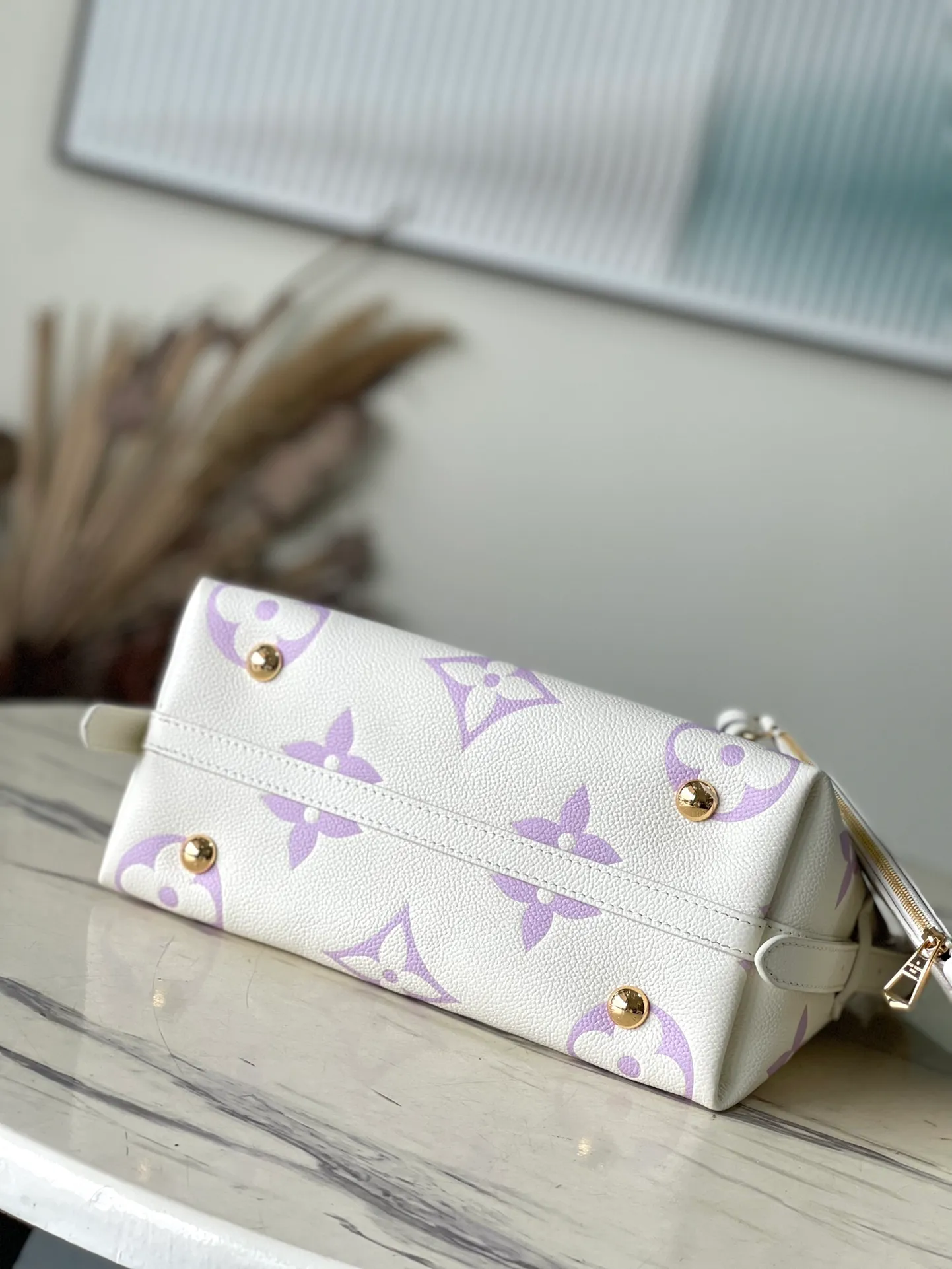 💰1300 (top-grain leather) top-quality original order M46288 purple silk screen printing details CarryAll small handbag is made of Monogram Empreinte embossed leather, with a generous configuration and a neat inner layer, and a large inner bag adds functional elements. Comes with a Monogram embossed zipper clutch secured by a leather strap. A personal companion for urban life. Dimensions 29 x 24 x 12 cm (length x height x width)