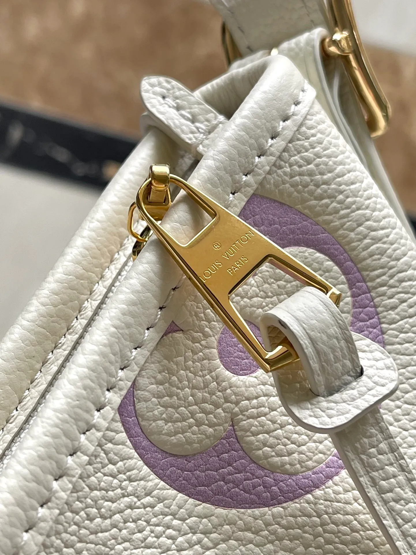 💰1300 (top-grain leather) top-quality original order M46288 purple silk screen printing details CarryAll small handbag is made of Monogram Empreinte embossed leather, with a generous configuration and a neat inner layer, and a large inner bag adds functional elements. Comes with a Monogram embossed zipper clutch secured by a leather strap. A personal companion for urban life. Dimensions 29 x 24 x 12 cm (length x height x width)