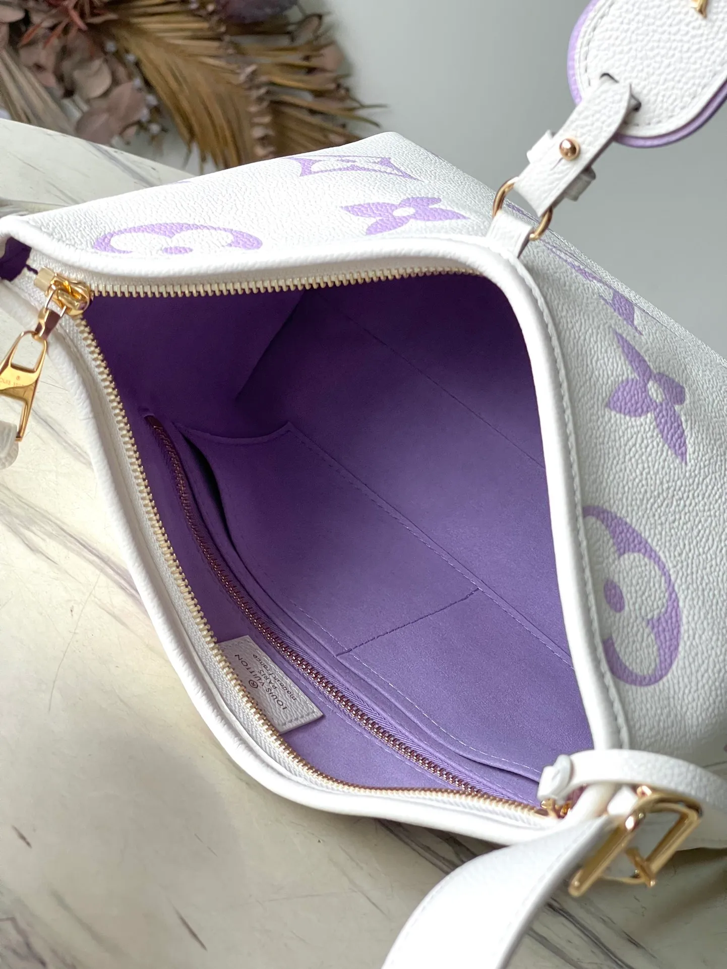 💰1300 (top-grain leather) top-quality original order M46288 purple silk screen printing details CarryAll small handbag is made of Monogram Empreinte embossed leather, with a generous configuration and a neat inner layer, and a large inner bag adds functional elements. Comes with a Monogram embossed zipper clutch secured by a leather strap. A personal companion for urban life. Dimensions 29 x 24 x 12 cm (length x height x width)