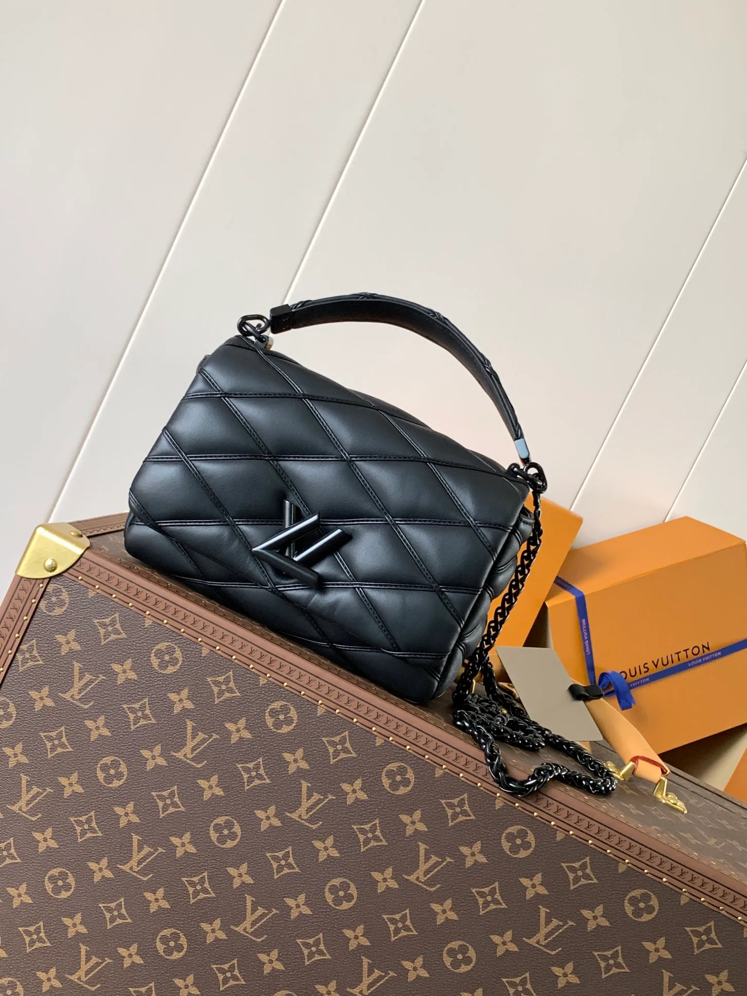 💰1280 (top layer leather) top original order, code changing chip M23045 dark gray M22891 beige M23601 brown M22891 black M12338 vanilla M24465 pink gradient M23682 dark blue M12434 blue gradient M22891 blue and white checkered M22891 red and white checkered M25107 silver M22891 patent leather M22892 black pink gradient M24186 light blue gradient M24465 nude pink gradient M12567 burgundy M11374 black hardware M12332 light coffee color M22890 white leather with black stripes Top original custom leather ~ colors are being updated continuously! This medium GO-14 bag is crafted from rich sheepskin leather with a quilted pattern that pays homage to the brand's traditional luggage designs. The Twist lock makes a striking statement, and the top handle can be carried by hand alone, or it can be transformed into a leather shoulder pad on the sliding chain strap for comfortable shoulder or cross-body wear. Dimensions: 23 x 16 x 10cm