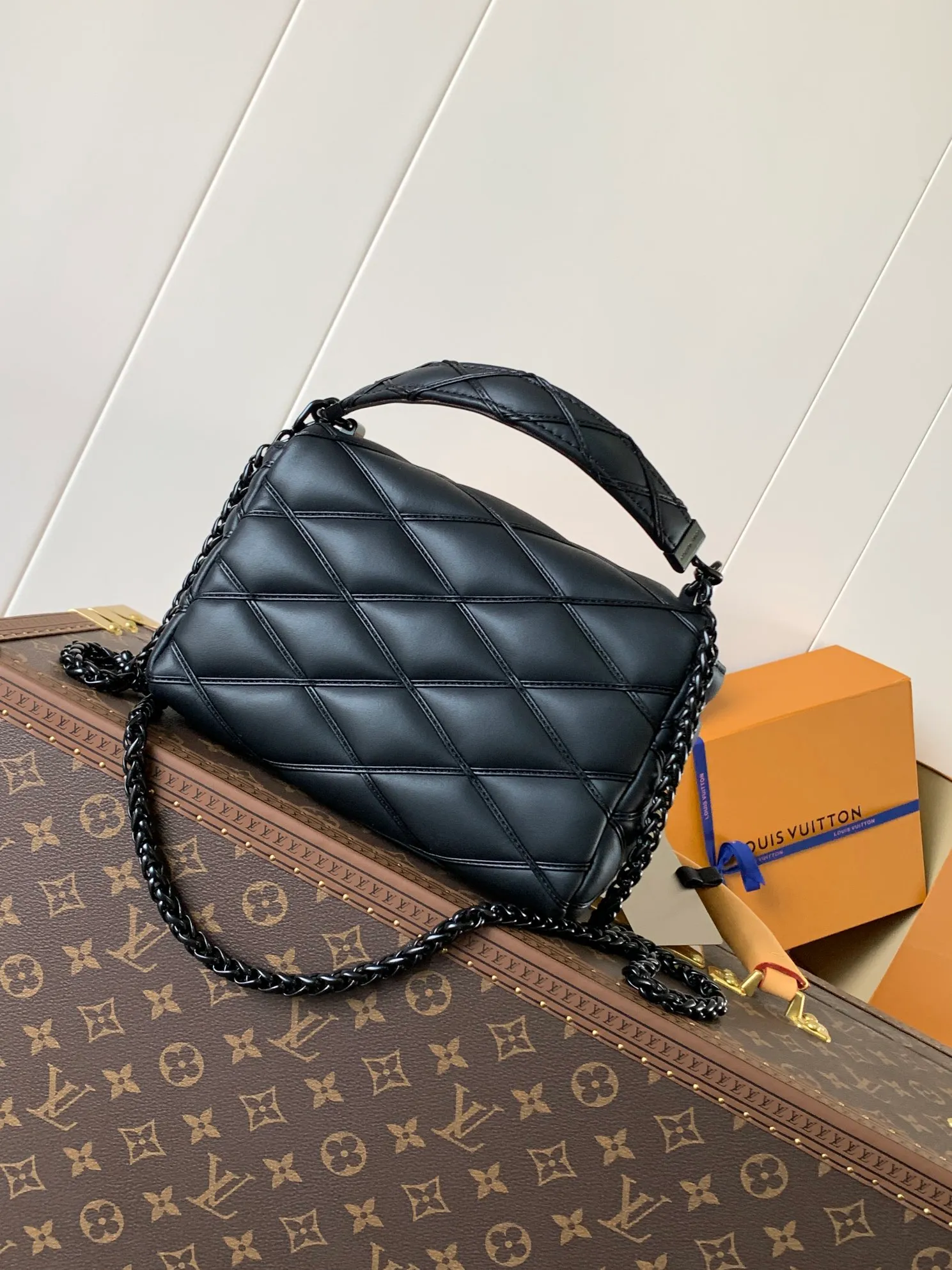 💰1280 (top layer leather) top original order, code changing chip M23045 dark gray M22891 beige M23601 brown M22891 black M12338 vanilla M24465 pink gradient M23682 dark blue M12434 blue gradient M22891 blue and white checkered M22891 red and white checkered M25107 silver M22891 patent leather M22892 black pink gradient M24186 light blue gradient M24465 nude pink gradient M12567 burgundy M11374 black hardware M12332 light coffee color M22890 white leather with black stripes Top original custom leather ~ colors are being updated continuously! This medium GO-14 bag is crafted from rich sheepskin leather with a quilted pattern that pays homage to the brand's traditional luggage designs. The Twist lock makes a striking statement, and the top handle can be carried by hand alone, or it can be transformed into a leather shoulder pad on the sliding chain strap for comfortable shoulder or cross-body wear. Dimensions: 23 x 16 x 10cm