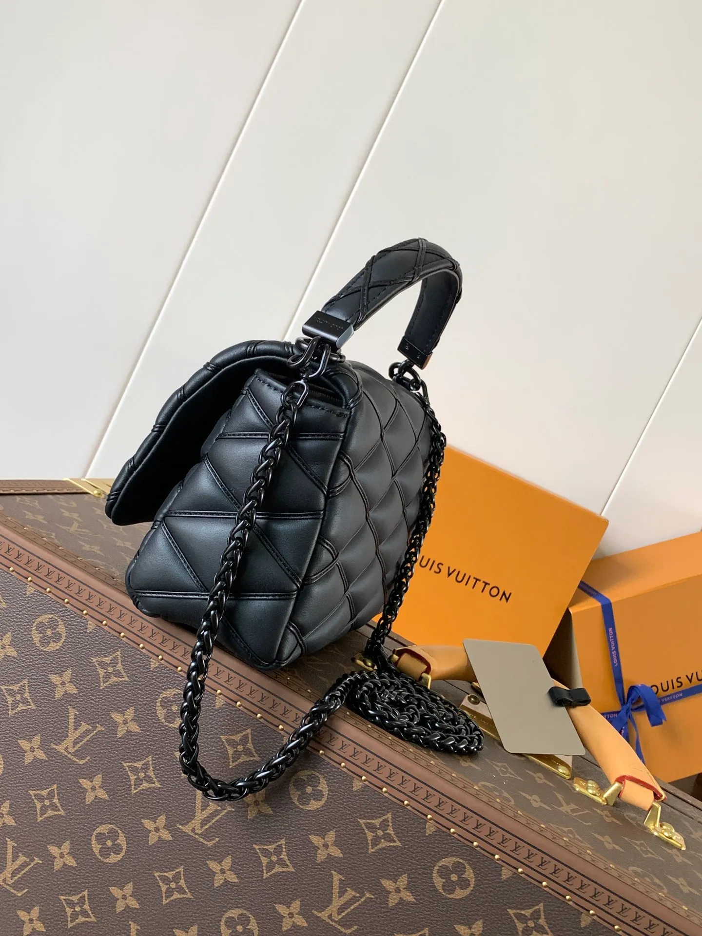 💰1280 (top layer leather) top original order, code changing chip M23045 dark gray M22891 beige M23601 brown M22891 black M12338 vanilla M24465 pink gradient M23682 dark blue M12434 blue gradient M22891 blue and white checkered M22891 red and white checkered M25107 silver M22891 patent leather M22892 black pink gradient M24186 light blue gradient M24465 nude pink gradient M12567 burgundy M11374 black hardware M12332 light coffee color M22890 white leather with black stripes Top original custom leather ~ colors are being updated continuously! This medium GO-14 bag is crafted from rich sheepskin leather with a quilted pattern that pays homage to the brand's traditional luggage designs. The Twist lock makes a striking statement, and the top handle can be carried by hand alone, or it can be transformed into a leather shoulder pad on the sliding chain strap for comfortable shoulder or cross-body wear. Dimensions: 23 x 16 x 10cm