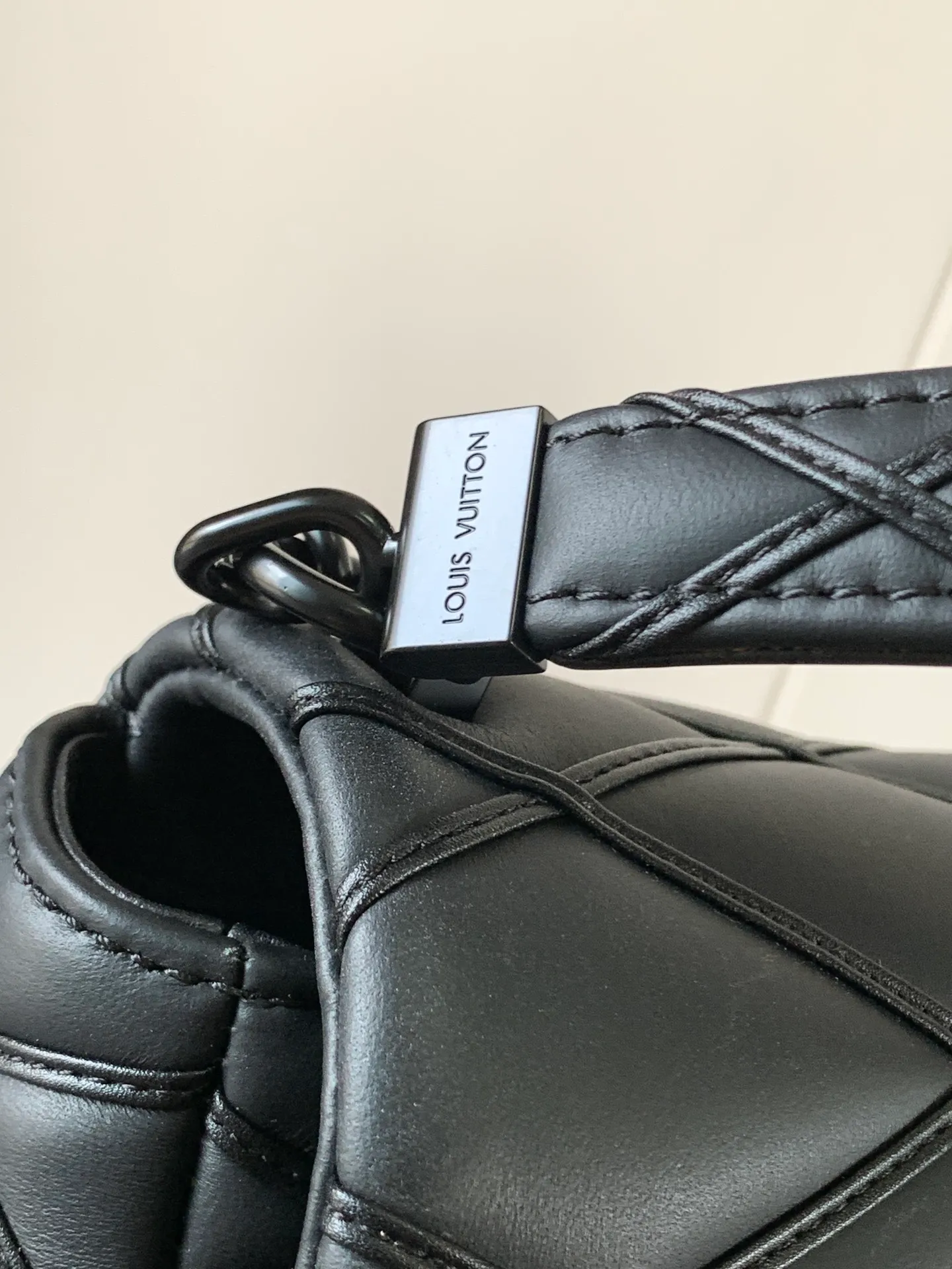 💰1280 (top layer leather) top original order, code changing chip M23045 dark gray M22891 beige M23601 brown M22891 black M12338 vanilla M24465 pink gradient M23682 dark blue M12434 blue gradient M22891 blue and white checkered M22891 red and white checkered M25107 silver M22891 patent leather M22892 black pink gradient M24186 light blue gradient M24465 nude pink gradient M12567 burgundy M11374 black hardware M12332 light coffee color M22890 white leather with black stripes Top original custom leather ~ colors are being updated continuously! This medium GO-14 bag is crafted from rich sheepskin leather with a quilted pattern that pays homage to the brand's traditional luggage designs. The Twist lock makes a striking statement, and the top handle can be carried by hand alone, or it can be transformed into a leather shoulder pad on the sliding chain strap for comfortable shoulder or cross-body wear. Dimensions: 23 x 16 x 10cm