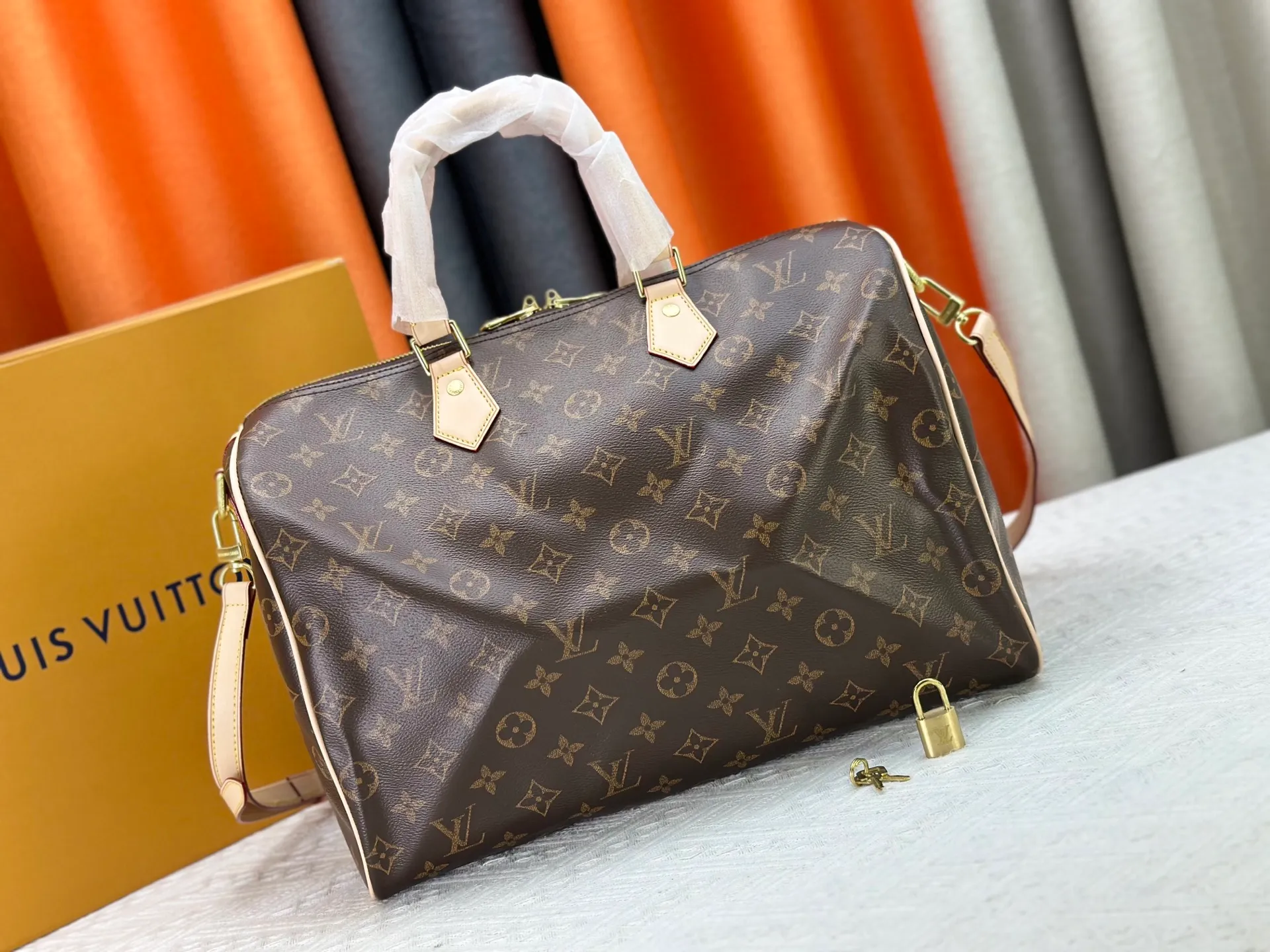 P240 P250 P260 High-definition shooting quality as shown in the picture. Good quality, full of positive reputation! Highly recommended Speedy fashion hot model, classic Monogram canvas➕imported Italian discolored yellow leather trim➕high-end original hardware➕adjustable shoulder strap lock. It feels soft, highly practical, and can be called a classic. The upper body is super elegant. Brand: LouisVuitton! Model: Small 40390/Medium 40391/Large 40392! Material: Imported original leather! Size: small size 25*19*15, medium size 30*21*17, large size 35*23*18,