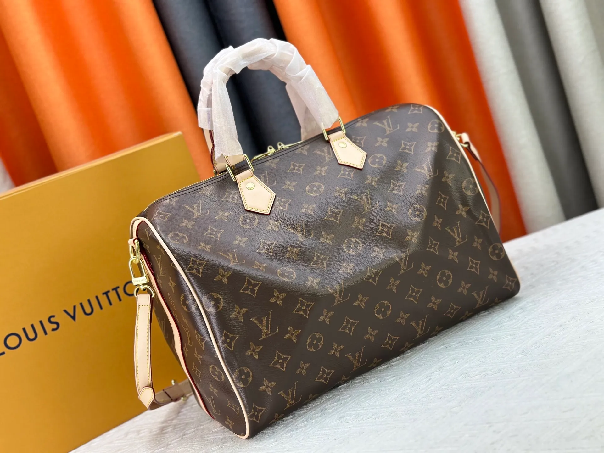 P240 P250 P260 High-definition shooting quality as shown in the picture. Good quality, full of positive reputation! Highly recommended Speedy fashion hot model, classic Monogram canvas➕imported Italian discolored yellow leather trim➕high-end original hardware➕adjustable shoulder strap lock. It feels soft, highly practical, and can be called a classic. The upper body is super elegant. Brand: LouisVuitton! Model: Small 40390/Medium 40391/Large 40392! Material: Imported original leather! Size: small size 25*19*15, medium size 30*21*17, large size 35*23*18,