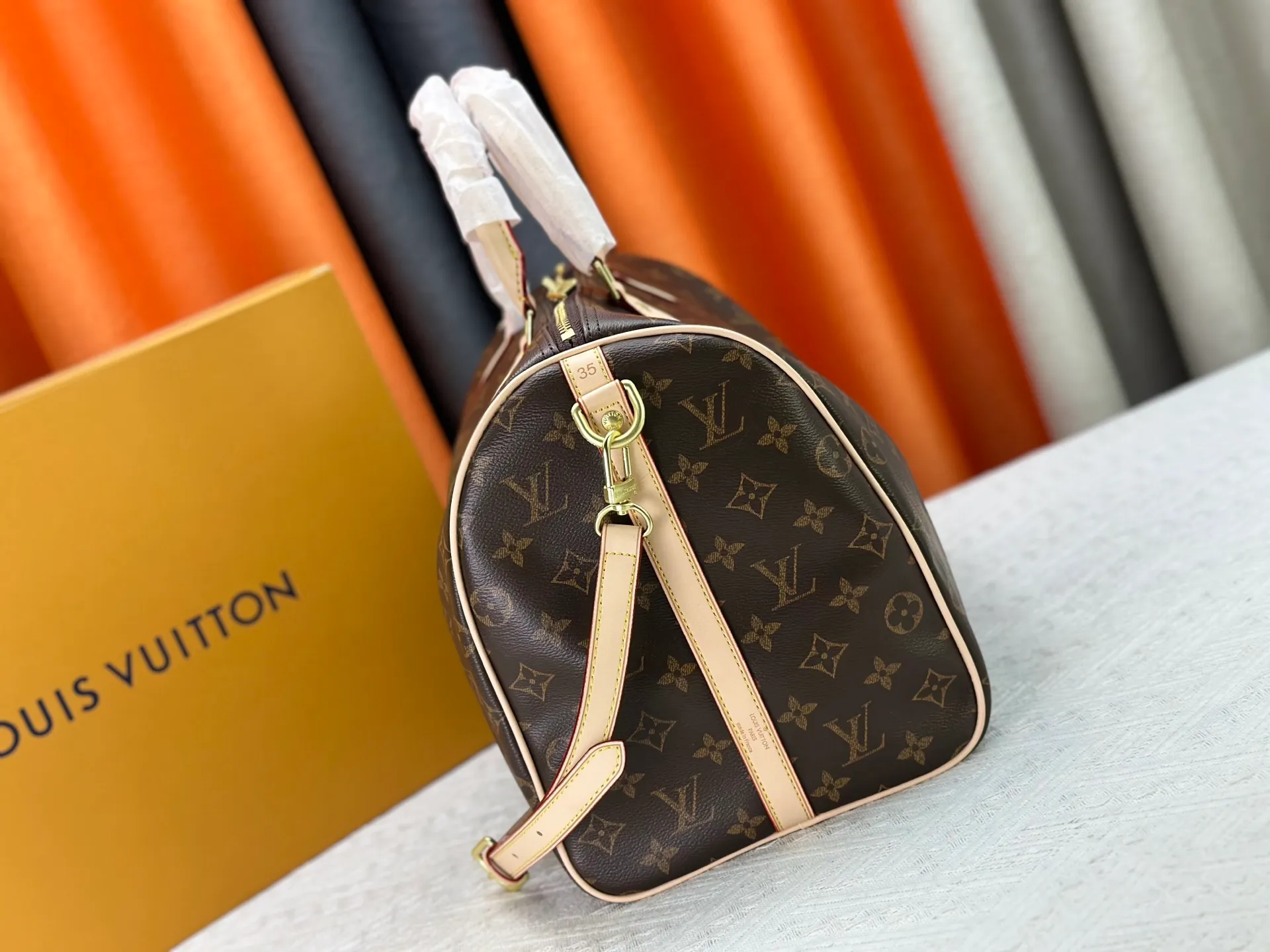 P240 P250 P260 High-definition shooting quality as shown in the picture. Good quality, full of positive reputation! Highly recommended Speedy fashion hot model, classic Monogram canvas➕imported Italian discolored yellow leather trim➕high-end original hardware➕adjustable shoulder strap lock. It feels soft, highly practical, and can be called a classic. The upper body is super elegant. Brand: LouisVuitton! Model: Small 40390/Medium 40391/Large 40392! Material: Imported original leather! Size: small size 25*19*15, medium size 30*21*17, large size 35*23*18,