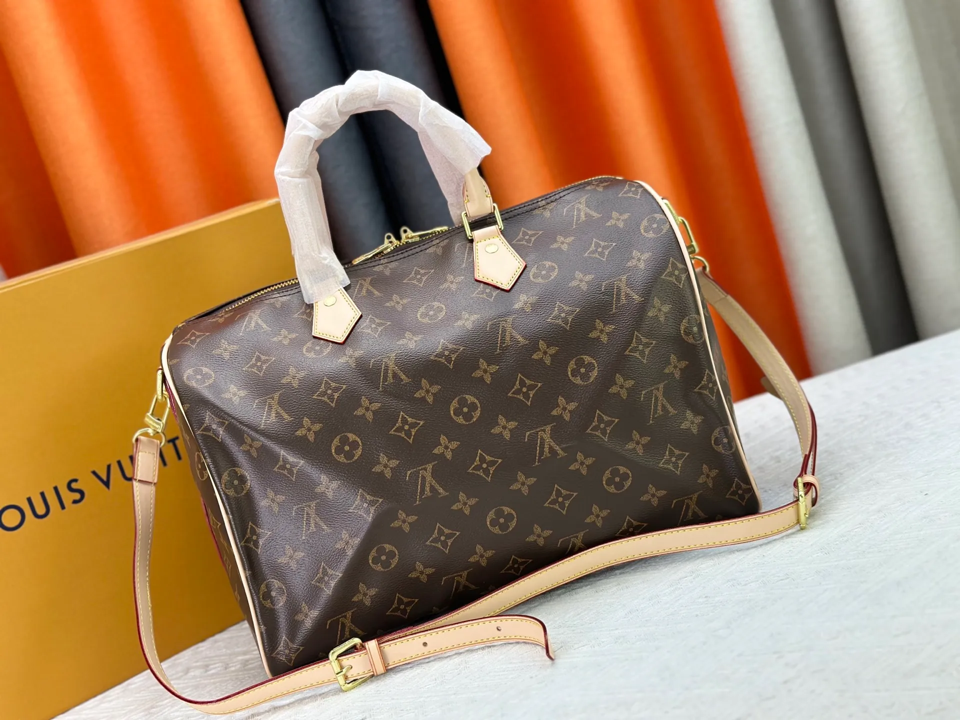 P240 P250 P260 High-definition shooting quality as shown in the picture. Good quality, full of positive reputation! Highly recommended Speedy fashion hot model, classic Monogram canvas➕imported Italian discolored yellow leather trim➕high-end original hardware➕adjustable shoulder strap lock. It feels soft, highly practical, and can be called a classic. The upper body is super elegant. Brand: LouisVuitton! Model: Small 40390/Medium 40391/Large 40392! Material: Imported original leather! Size: small size 25*19*15, medium size 30*21*17, large size 35*23*18,