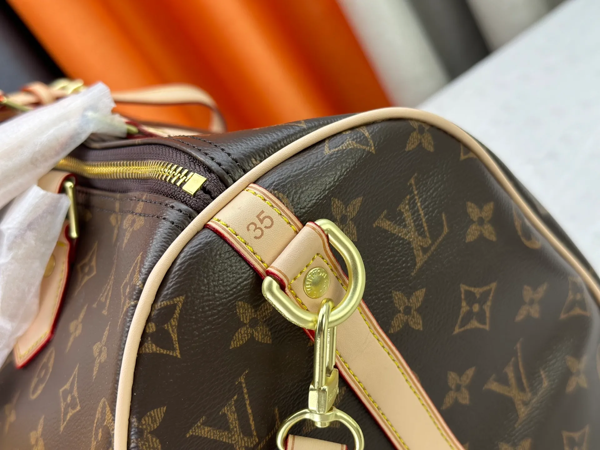 P240 P250 P260 High-definition shooting quality as shown in the picture. Good quality, full of positive reputation! Highly recommended Speedy fashion hot model, classic Monogram canvas➕imported Italian discolored yellow leather trim➕high-end original hardware➕adjustable shoulder strap lock. It feels soft, highly practical, and can be called a classic. The upper body is super elegant. Brand: LouisVuitton! Model: Small 40390/Medium 40391/Large 40392! Material: Imported original leather! Size: small size 25*19*15, medium size 30*21*17, large size 35*23*18,