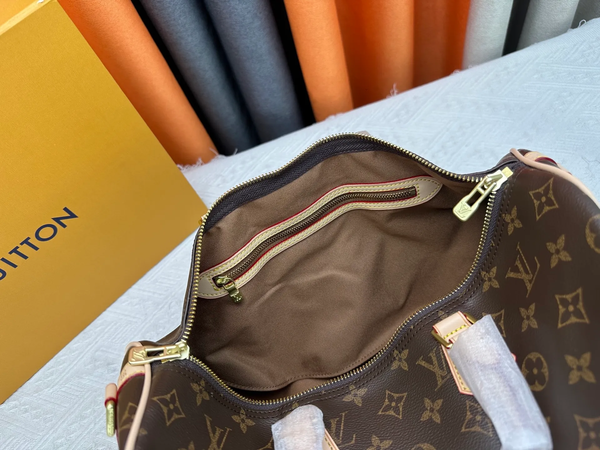 P240 P250 P260 High-definition shooting quality as shown in the picture. Good quality, full of positive reputation! Highly recommended Speedy fashion hot model, classic Monogram canvas➕imported Italian discolored yellow leather trim➕high-end original hardware➕adjustable shoulder strap lock. It feels soft, highly practical, and can be called a classic. The upper body is super elegant. Brand: LouisVuitton! Model: Small 40390/Medium 40391/Large 40392! Material: Imported original leather! Size: small size 25*19*15, medium size 30*21*17, large size 35*23*18,