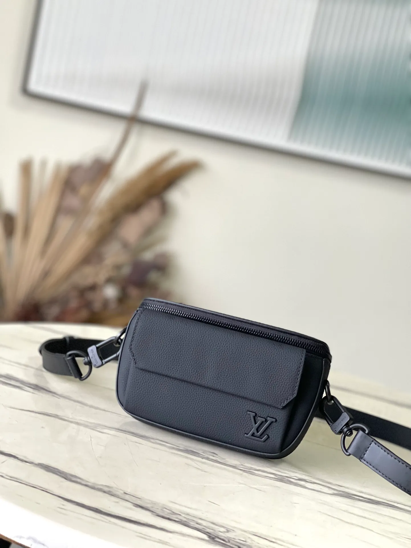 💰940 (top layer leather) top quality original order M83563 black. This Pilot mini handbag is made of grained cow leather with a rounded shape, providing a trendy choice for daily travel. A zippered main compartment ensures secure storage, and a front pocket provides easy access to small items like your phone or keys. Detachable shoulder strap allows for comfortable shoulder or cross-body wear. Dimensions: 20 × 12 × 5,5 cm