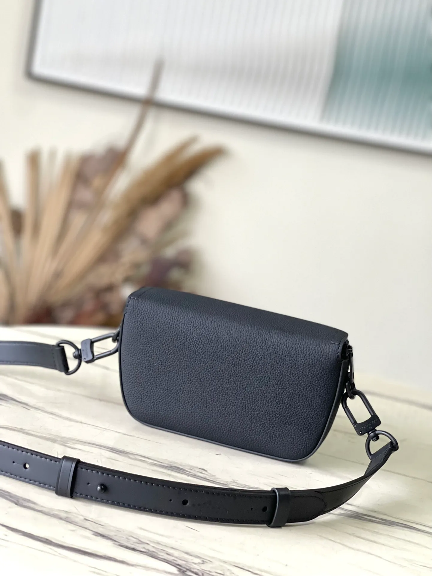 💰940 (top layer leather) top quality original order M83563 black. This Pilot mini handbag is made of grained cow leather with a rounded shape, providing a trendy choice for daily travel. A zippered main compartment ensures secure storage, and a front pocket provides easy access to small items like your phone or keys. Detachable shoulder strap allows for comfortable shoulder or cross-body wear. Dimensions: 20 × 12 × 5,5 cm
