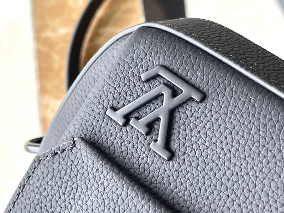 💰940 (top layer leather) top quality original order M83563 black. This Pilot mini handbag is made of grained cow leather with a rounded shape, providing a trendy choice for daily travel. A zippered main compartment ensures secure storage, and a front pocket provides easy access to small items like your phone or keys. Detachable shoulder strap allows for comfortable shoulder or cross-body wear. Dimensions: 20 × 12 × 5,5 cm