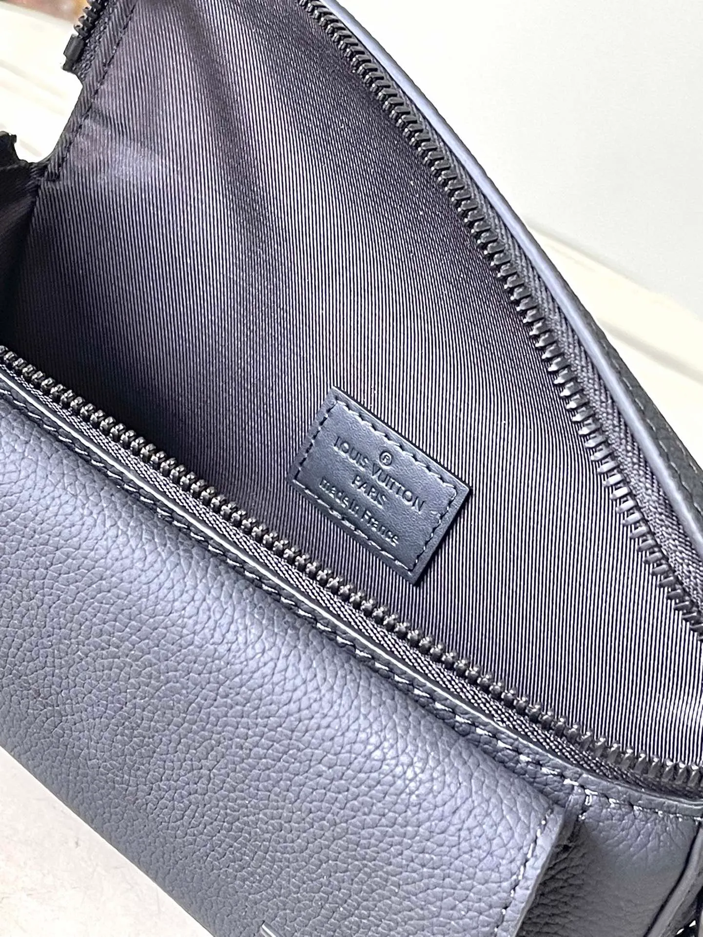 💰940 (top layer leather) top quality original order M83563 black. This Pilot mini handbag is made of grained cow leather with a rounded shape, providing a trendy choice for daily travel. A zippered main compartment ensures secure storage, and a front pocket provides easy access to small items like your phone or keys. Detachable shoulder strap allows for comfortable shoulder or cross-body wear. Dimensions: 20 × 12 × 5,5 cm