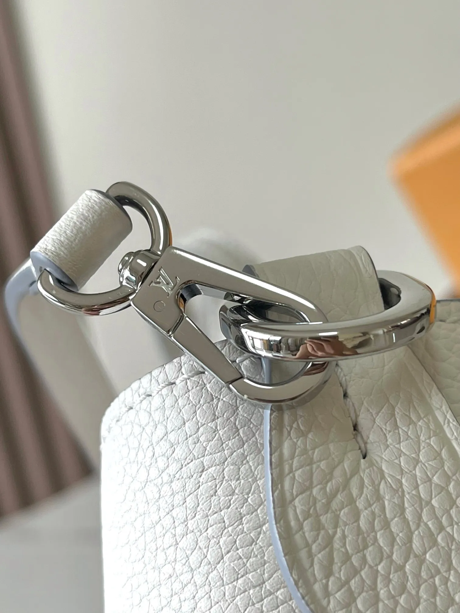 p2800 [Special grade MB chip version original leather] Blossom small tote bag is made of soft engraved cow leather, embellished with perforated LV Cirde pattern and removable woven leather LV decoration on the front. Model: M11734 white dynamic chip version Material: Grade A all-steel hardware, imported original fabric Packaging: full set of original factory duty-free MB packaging Size: 20*20*12.5CM