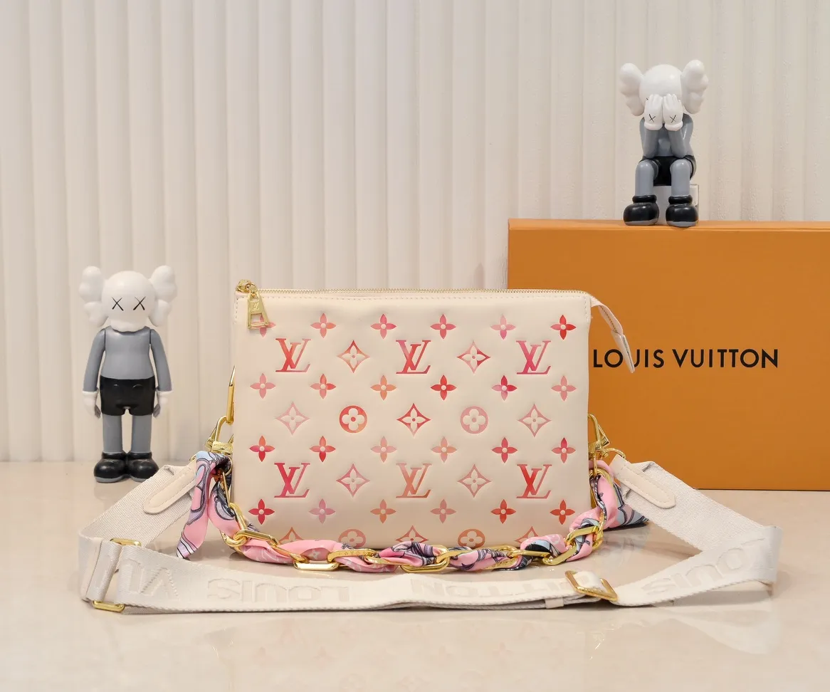 Batch 💰300 M57790 This Coussin small handbag is made of full leather gradient oil silk screen printed Monogram embossed sheepskin, and the floral pattern is cleverly integrated into the LV letters and Monogram flowers. The chunky chain makes it easy to carry over the shoulder, and the wide adjustable fabric strap makes it easy to wear cross-body. Dimensions: 26.0 x 20.0 x 12.0 cm (length x height x width)