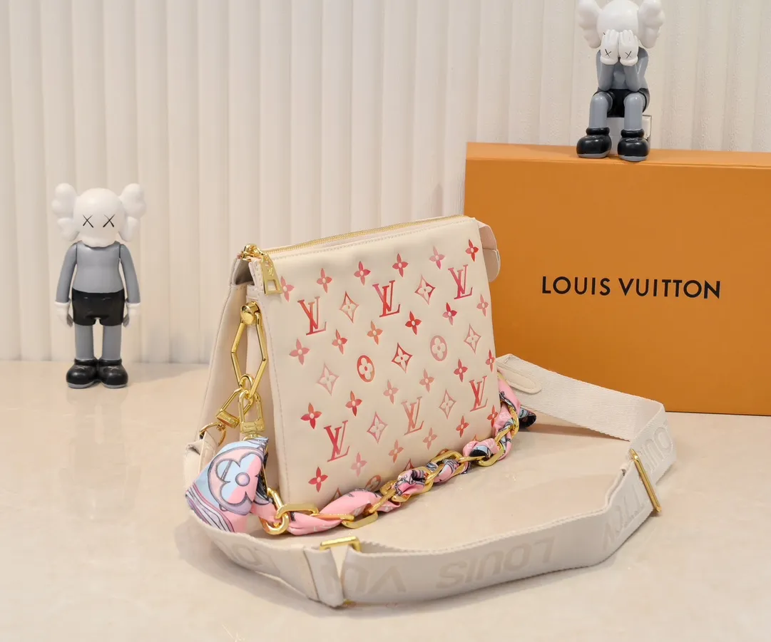 Batch 💰300 M57790 This Coussin small handbag is made of full leather gradient oil silk screen printed Monogram embossed sheepskin, and the floral pattern is cleverly integrated into the LV letters and Monogram flowers. The chunky chain makes it easy to carry over the shoulder, and the wide adjustable fabric strap makes it easy to wear cross-body. Dimensions: 26.0 x 20.0 x 12.0 cm (length x height x width)