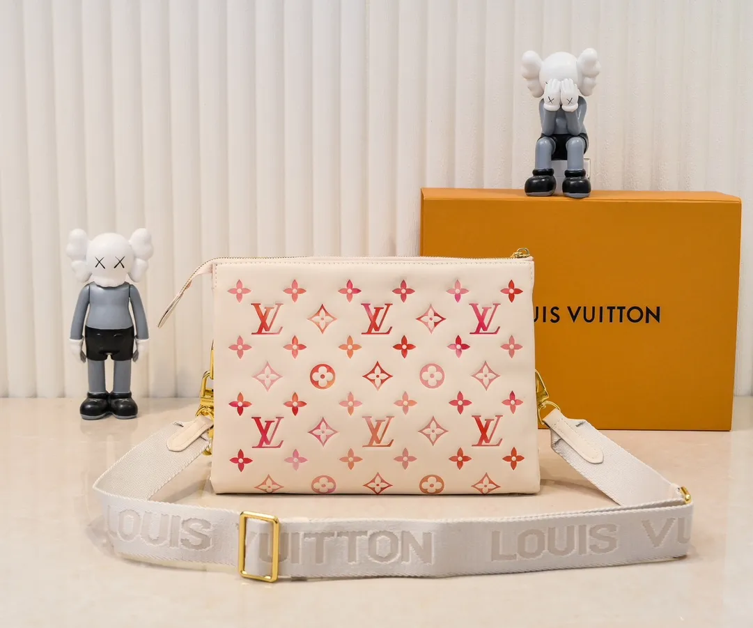 Batch 💰300 M57790 This Coussin small handbag is made of full leather gradient oil silk screen printed Monogram embossed sheepskin, and the floral pattern is cleverly integrated into the LV letters and Monogram flowers. The chunky chain makes it easy to carry over the shoulder, and the wide adjustable fabric strap makes it easy to wear cross-body. Dimensions: 26.0 x 20.0 x 12.0 cm (length x height x width)