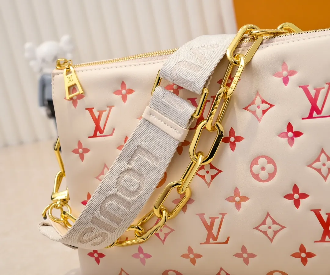 Batch 💰300 M57790 This Coussin small handbag is made of full leather gradient oil silk screen printed Monogram embossed sheepskin, and the floral pattern is cleverly integrated into the LV letters and Monogram flowers. The chunky chain makes it easy to carry over the shoulder, and the wide adjustable fabric strap makes it easy to wear cross-body. Dimensions: 26.0 x 20.0 x 12.0 cm (length x height x width)