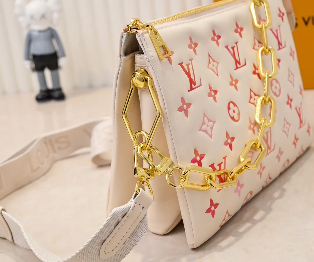 Batch 💰300 M57790 This Coussin small handbag is made of full leather gradient oil silk screen printed Monogram embossed sheepskin, and the floral pattern is cleverly integrated into the LV letters and Monogram flowers. The chunky chain makes it easy to carry over the shoulder, and the wide adjustable fabric strap makes it easy to wear cross-body. Dimensions: 26.0 x 20.0 x 12.0 cm (length x height x width)