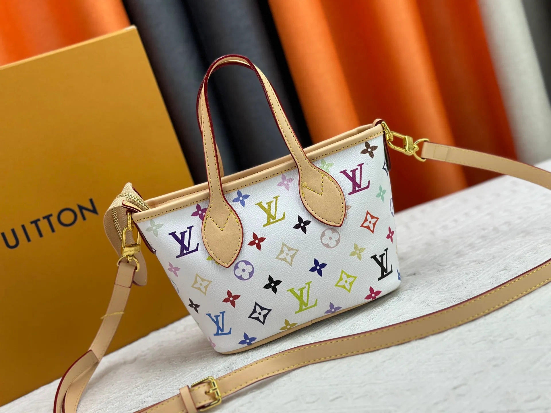 P280 M46705 NEVERFULL BB handbag white tricolor Takashi Murakami co-branded Neverfull classic handbag, explore the exquisite details inside the bag. The redesigned inner bag is equipped with details inspired by the Louis Vuitton archives. The pocket is lined with linen fabric.