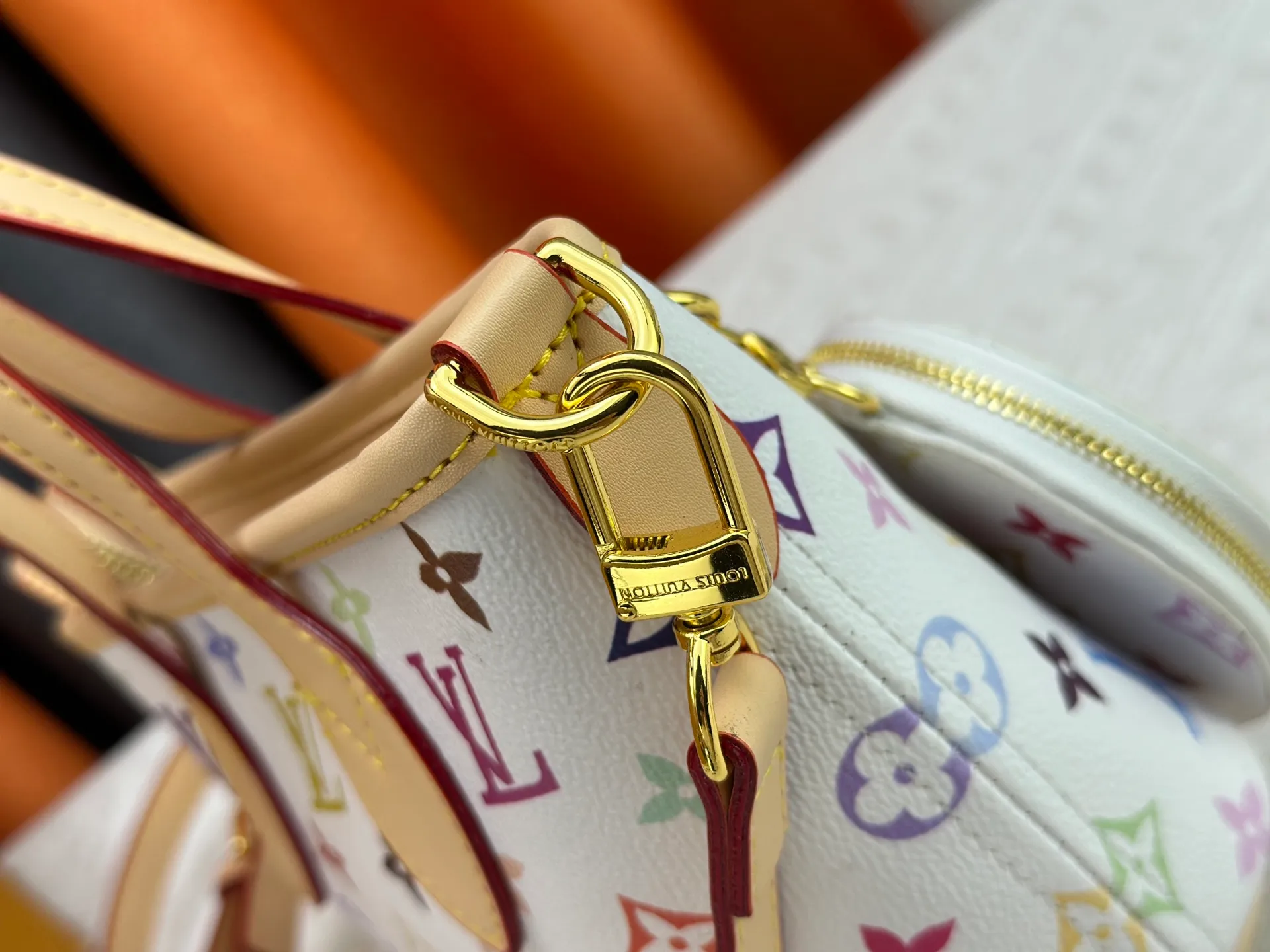 P280 M46705 NEVERFULL BB handbag white tricolor Takashi Murakami co-branded Neverfull classic handbag, explore the exquisite details inside the bag. The redesigned inner bag is equipped with details inspired by the Louis Vuitton archives. The pocket is lined with linen fabric.