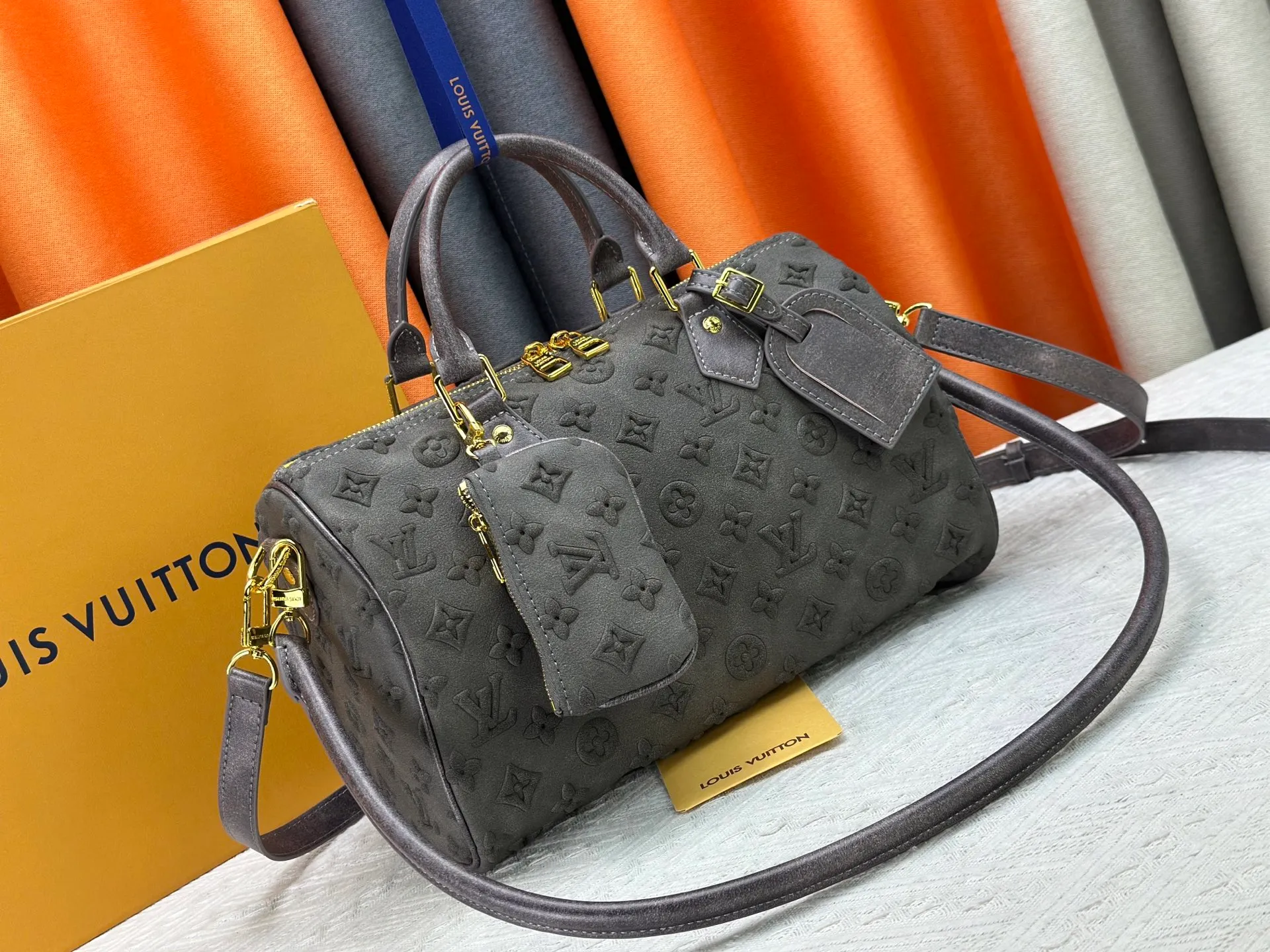 P320 M15225 M22853 Speedy Bandoulière 30 Handbag A refreshed version of Louis Vuitton's classic Speedy series, it is crafted from gray embossed leather and is engraved with the brand's iconic Monogram pattern, fully demonstrating the brand's heritage in texture. Equipped with golden metal accessories, it has a delicate handle and an adjustable shoulder strap, so it can be carried elegantly by hand or worn casually across the body. Built-in detachable coin purse blends practicality and design. From daily commuting to leisure travel, it combines classic bag shapes with modern materials to interpret the balance of French elegance and pragmatism. It is a fashionable item that highlights your individual taste. Dimensions: 30x18x17 cm