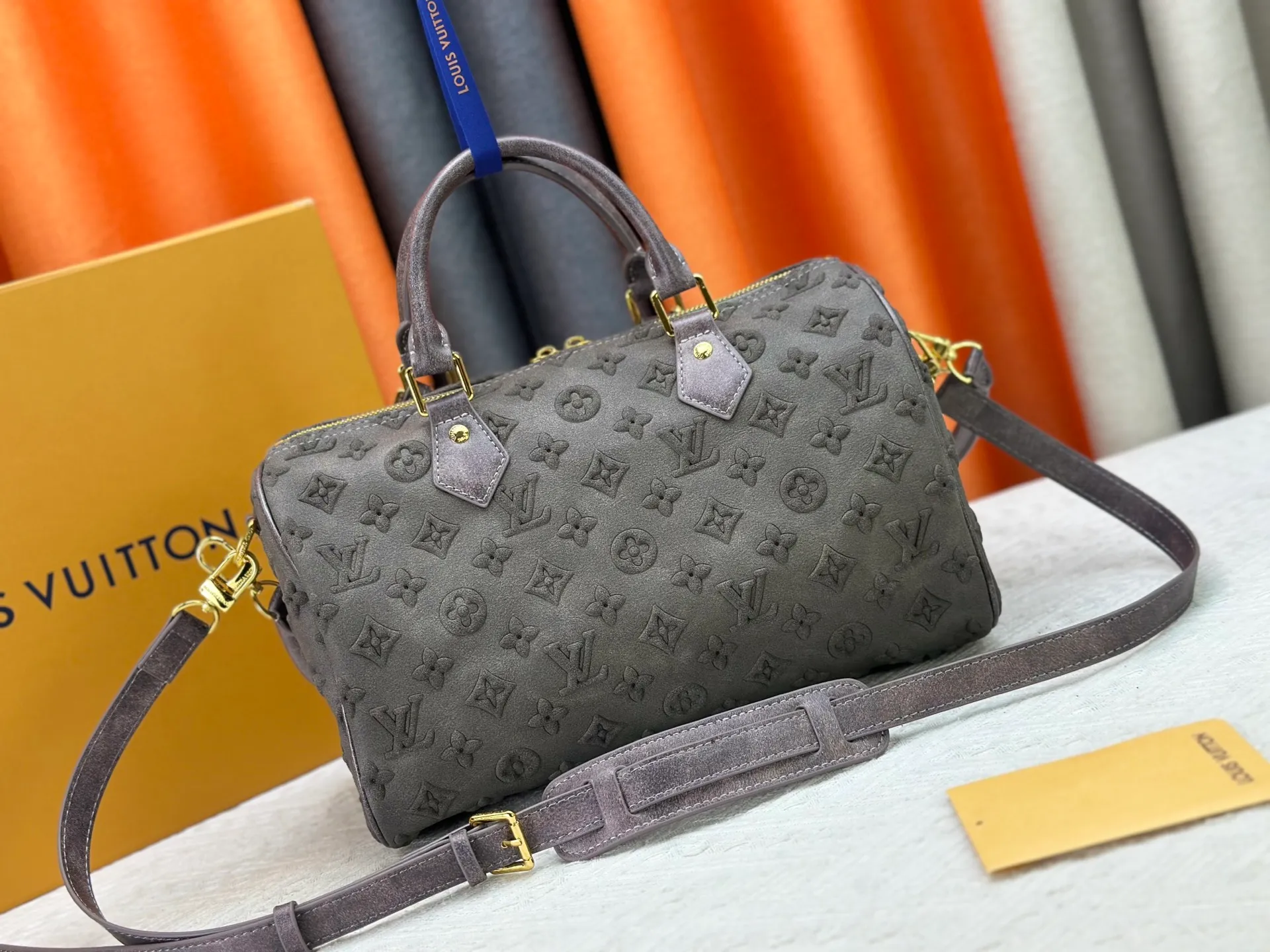 P320 M15225 M22853 Speedy Bandoulière 30 Handbag A refreshed version of Louis Vuitton's classic Speedy series, it is crafted from gray embossed leather and is engraved with the brand's iconic Monogram pattern, fully demonstrating the brand's heritage in texture. Equipped with golden metal accessories, it has a delicate handle and an adjustable shoulder strap, so it can be carried elegantly by hand or worn casually across the body. Built-in detachable coin purse blends practicality and design. From daily commuting to leisure travel, it combines classic bag shapes with modern materials to interpret the balance of French elegance and pragmatism. It is a fashionable item that highlights your individual taste. Dimensions: 30x18x17 cm