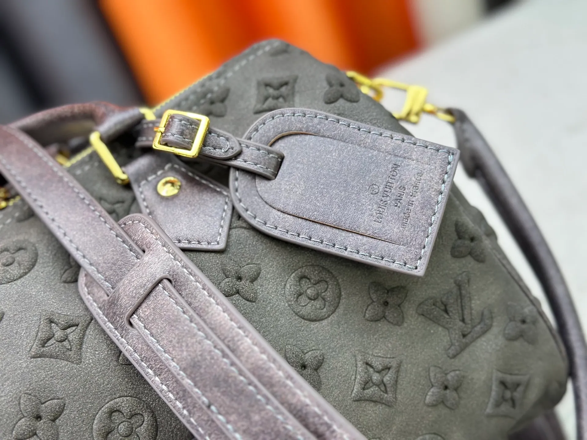 P320 M15225 M22853 Speedy Bandoulière 30 Handbag A refreshed version of Louis Vuitton's classic Speedy series, it is crafted from gray embossed leather and is engraved with the brand's iconic Monogram pattern, fully demonstrating the brand's heritage in texture. Equipped with golden metal accessories, it has a delicate handle and an adjustable shoulder strap, so it can be carried elegantly by hand or worn casually across the body. Built-in detachable coin purse blends practicality and design. From daily commuting to leisure travel, it combines classic bag shapes with modern materials to interpret the balance of French elegance and pragmatism. It is a fashionable item that highlights your individual taste. Dimensions: 30x18x17 cm